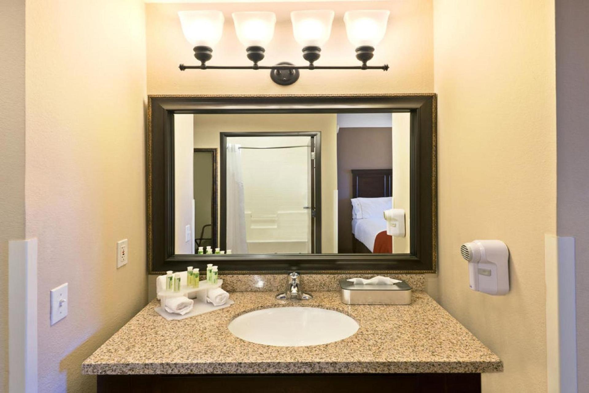 Holiday Inn Express Show Low by IHG photo 5