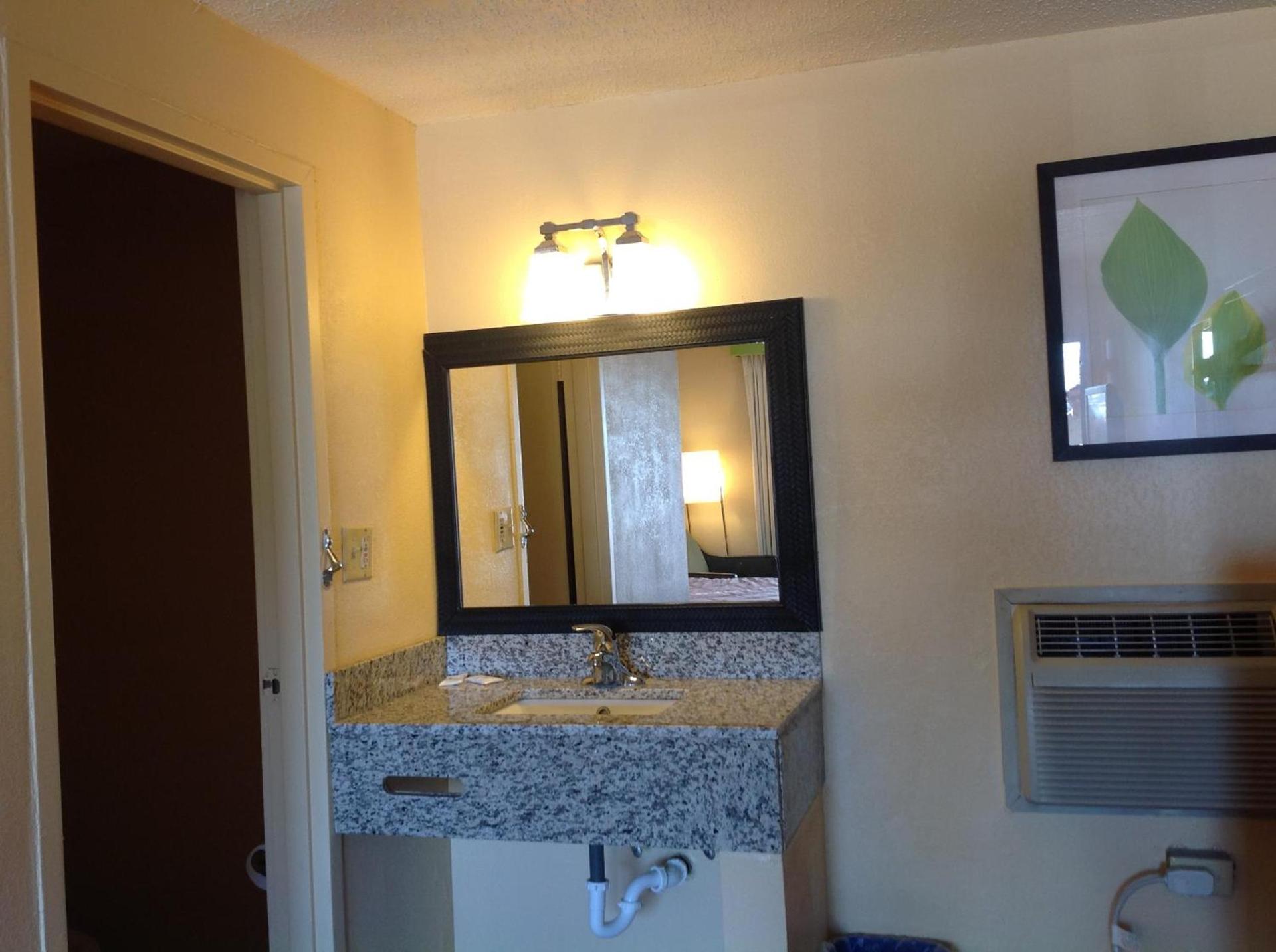 DIAMOND INN & SUITES photo 2