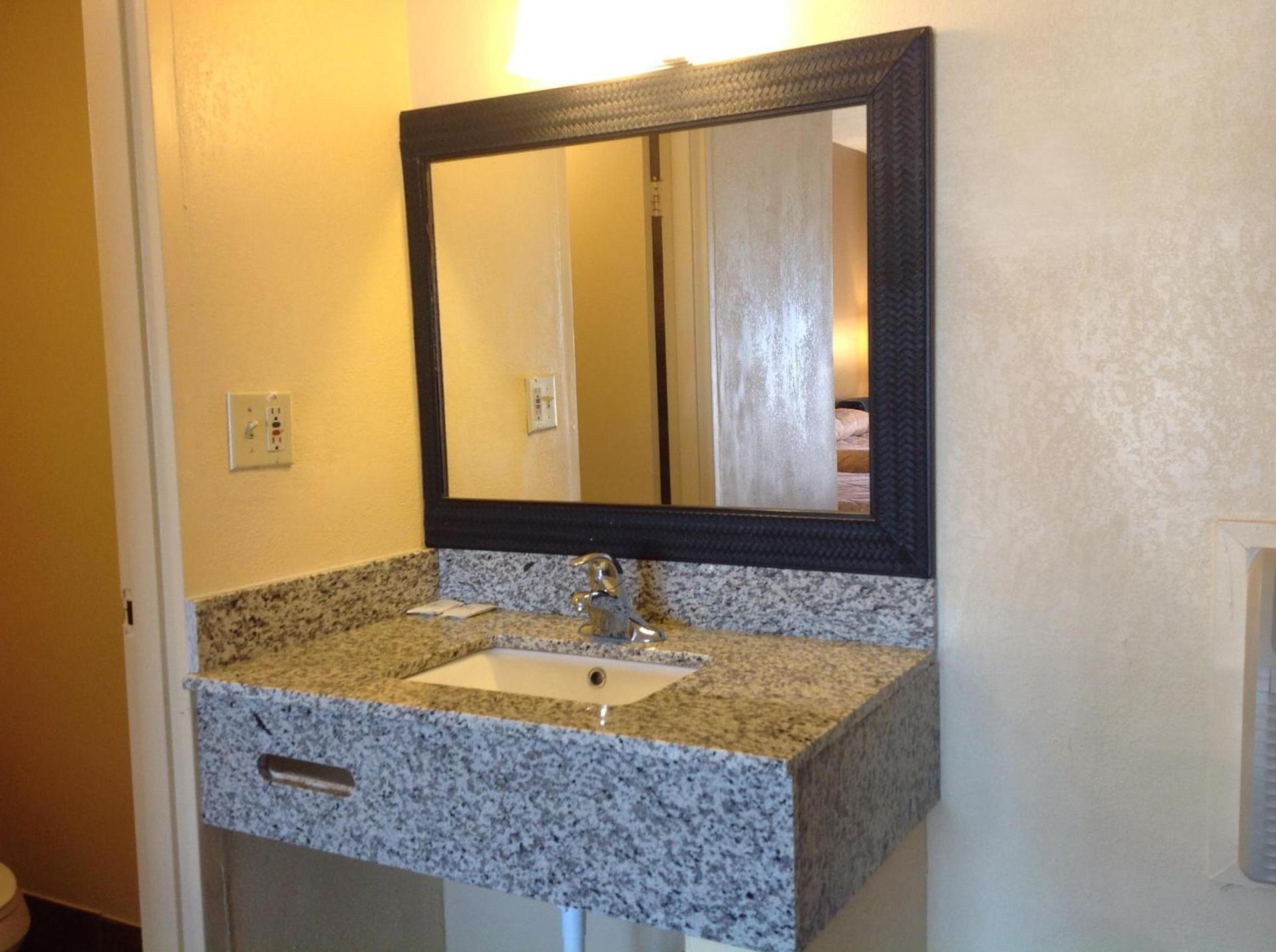 DIAMOND INN & SUITES photo 10