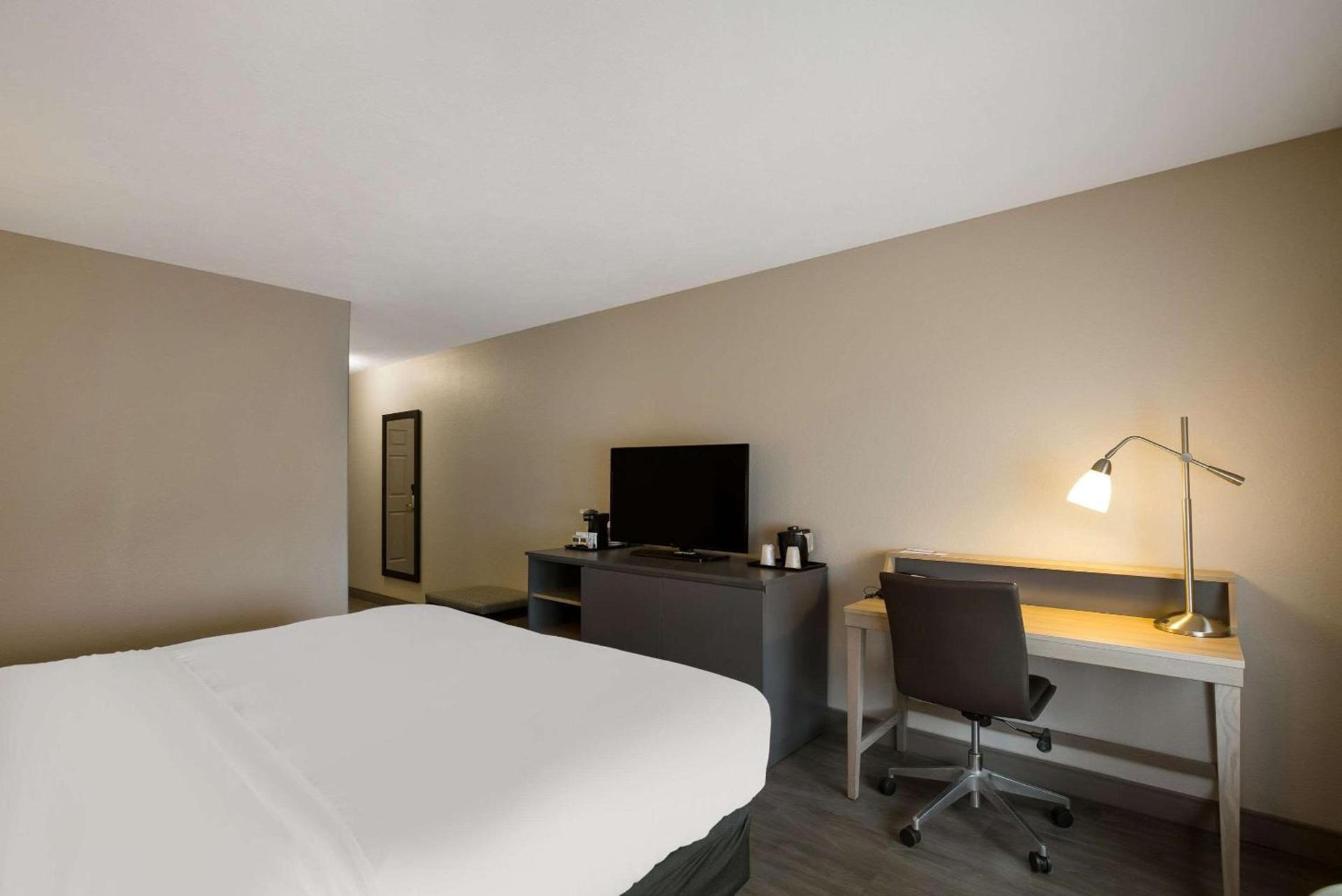 Country Inn & Suites by Radisson, Marion, IL photo 8