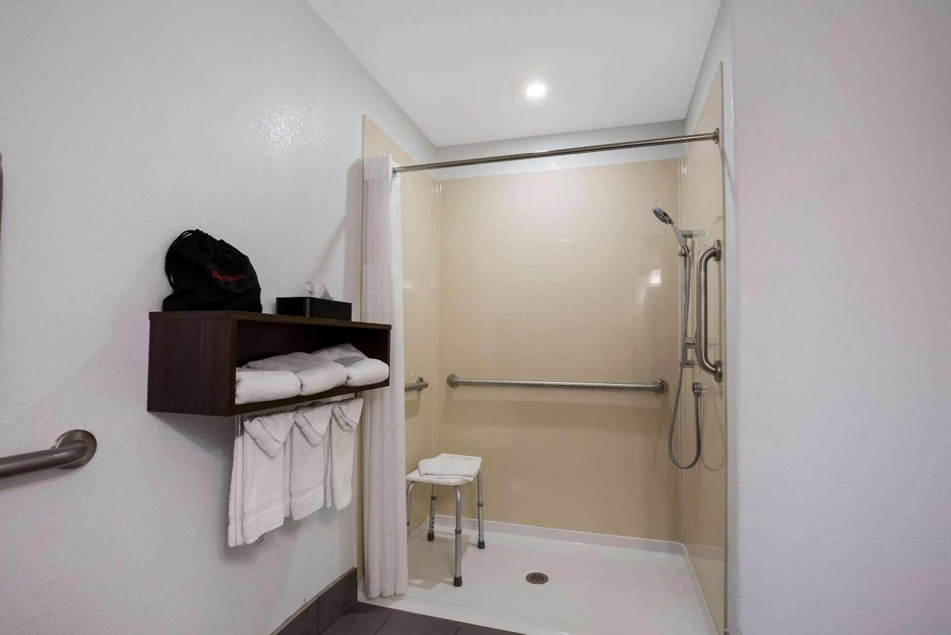 Country Inn & Suites by Radisson, Marion, IL photo 10