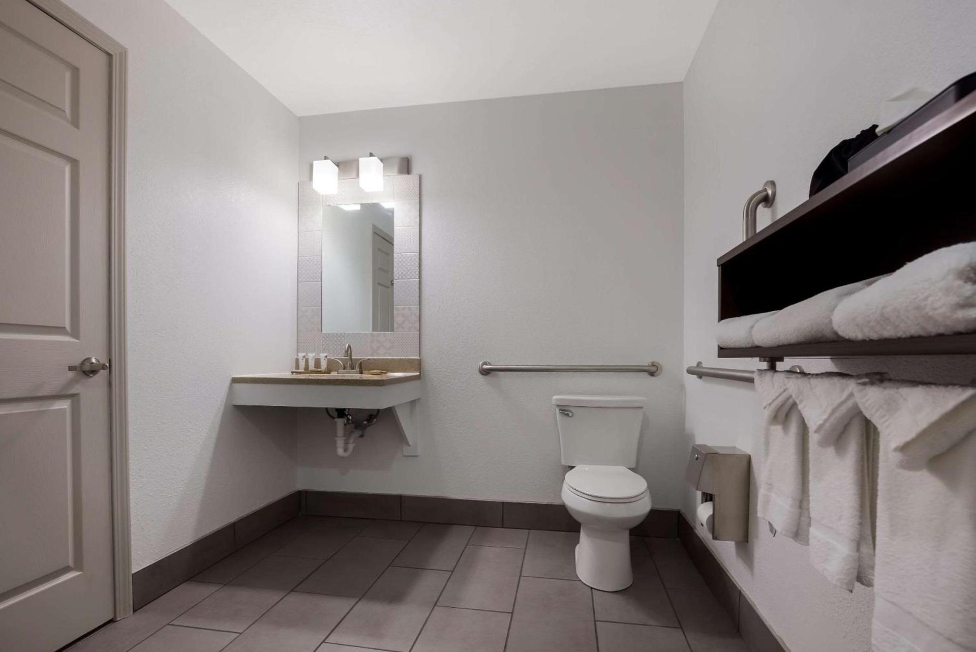Country Inn & Suites by Radisson, Marion, IL photo 11