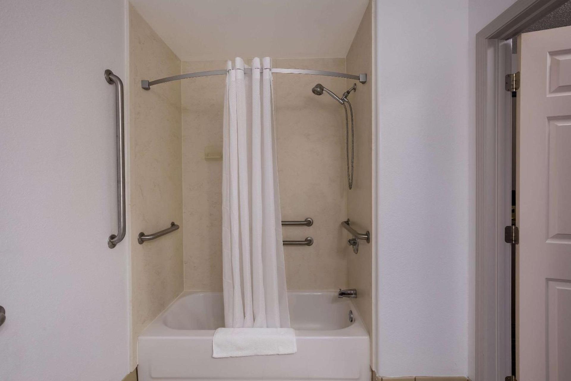 Country Inn & Suites by Radisson, Marion, IL photo 18