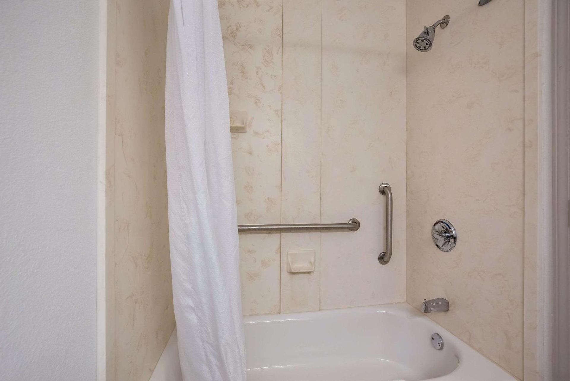 Country Inn & Suites by Radisson, Marion, IL photo 30
