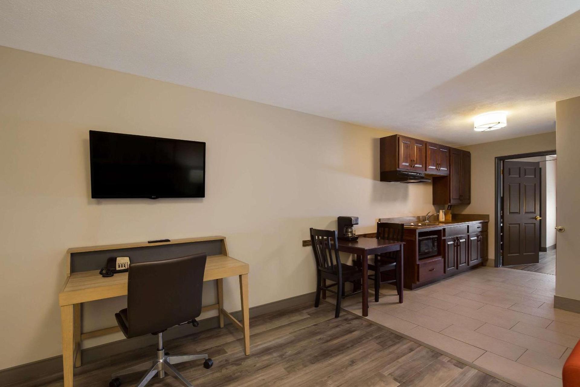 Country Inn & Suites by Radisson, Marion, IL photo 33