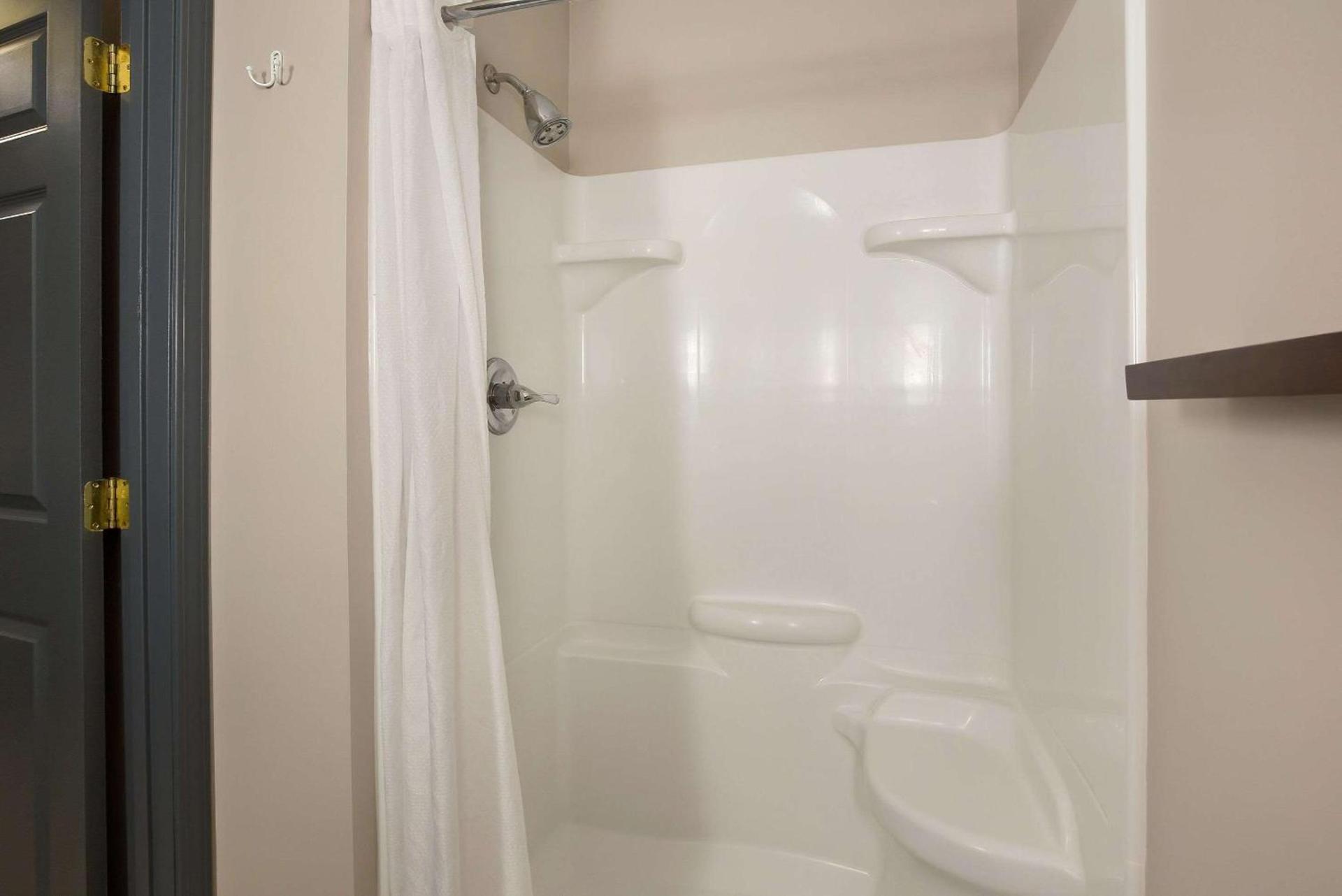Country Inn & Suites by Radisson, Marion, IL photo 36