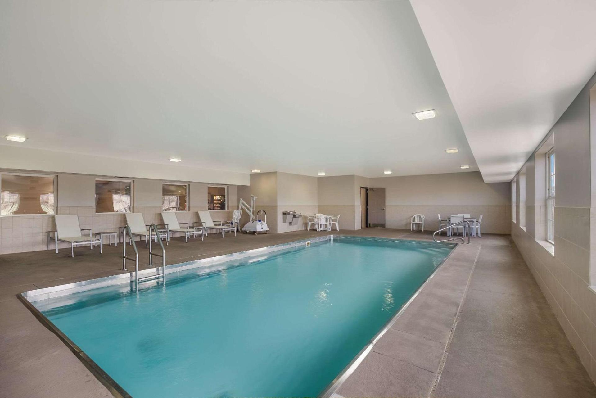 Country Inn & Suites by Radisson, Marion, IL photo 41
