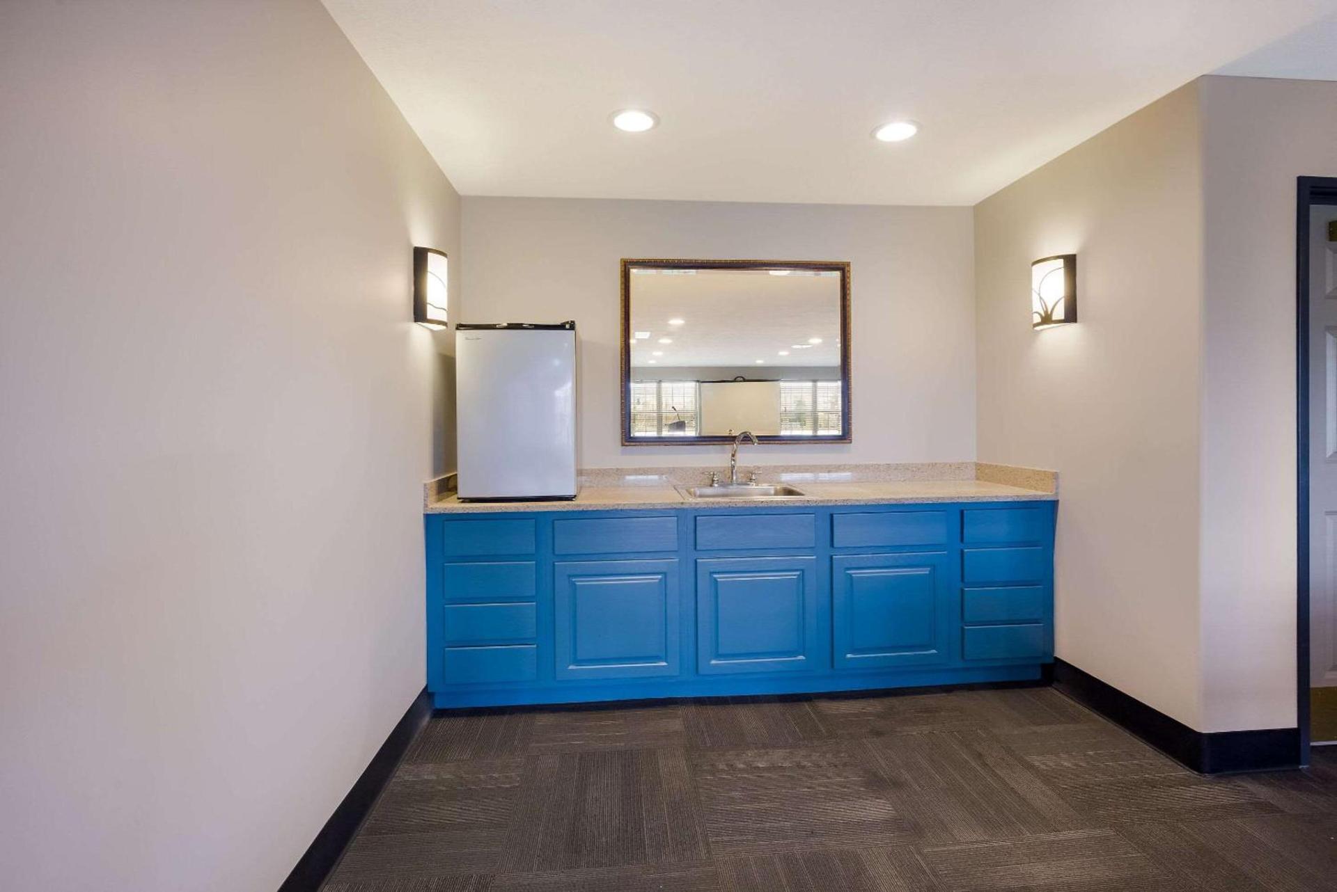 Country Inn & Suites by Radisson, Marion, IL photo 46