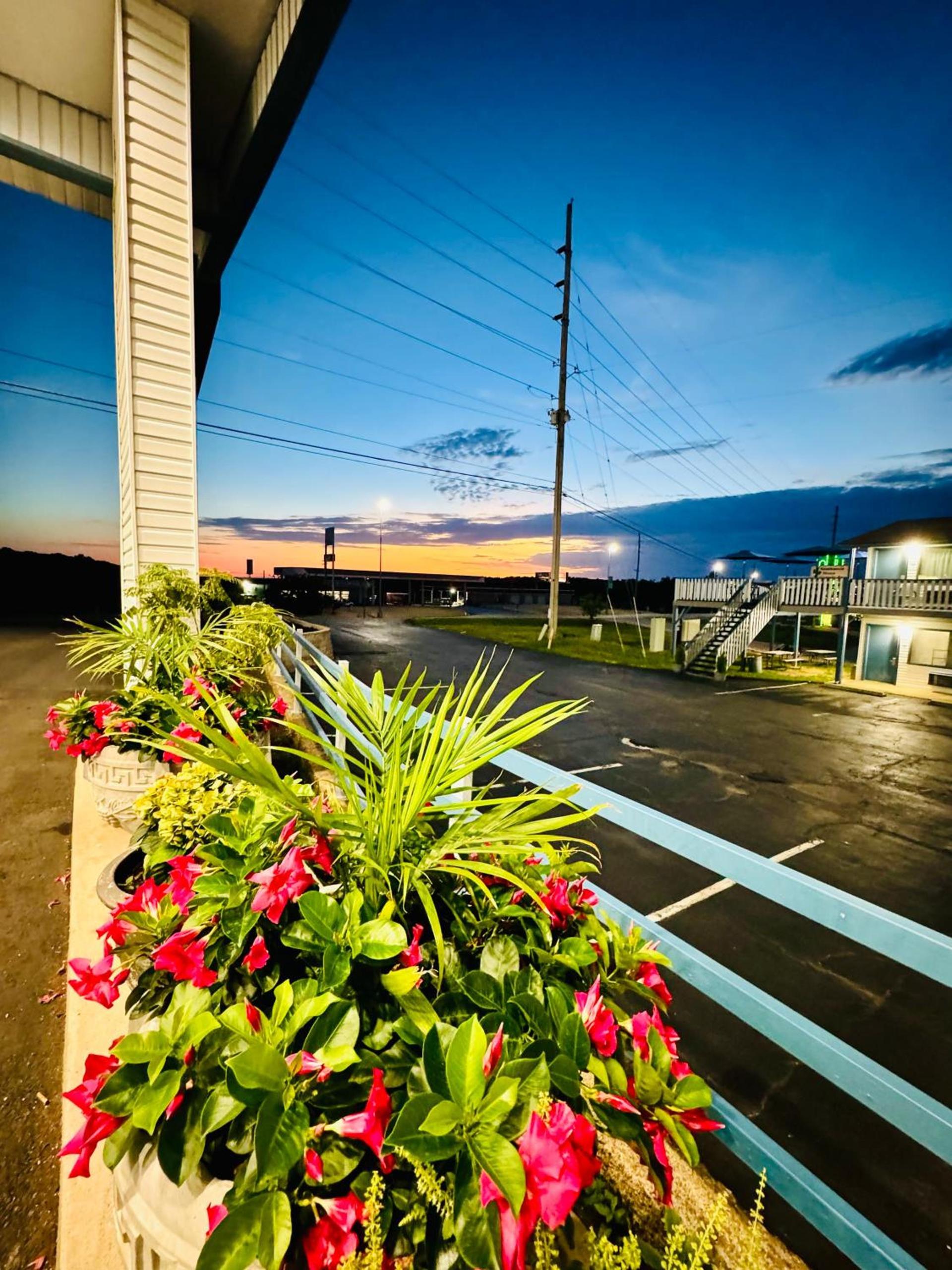 Ozark Inn and Suites photo 3