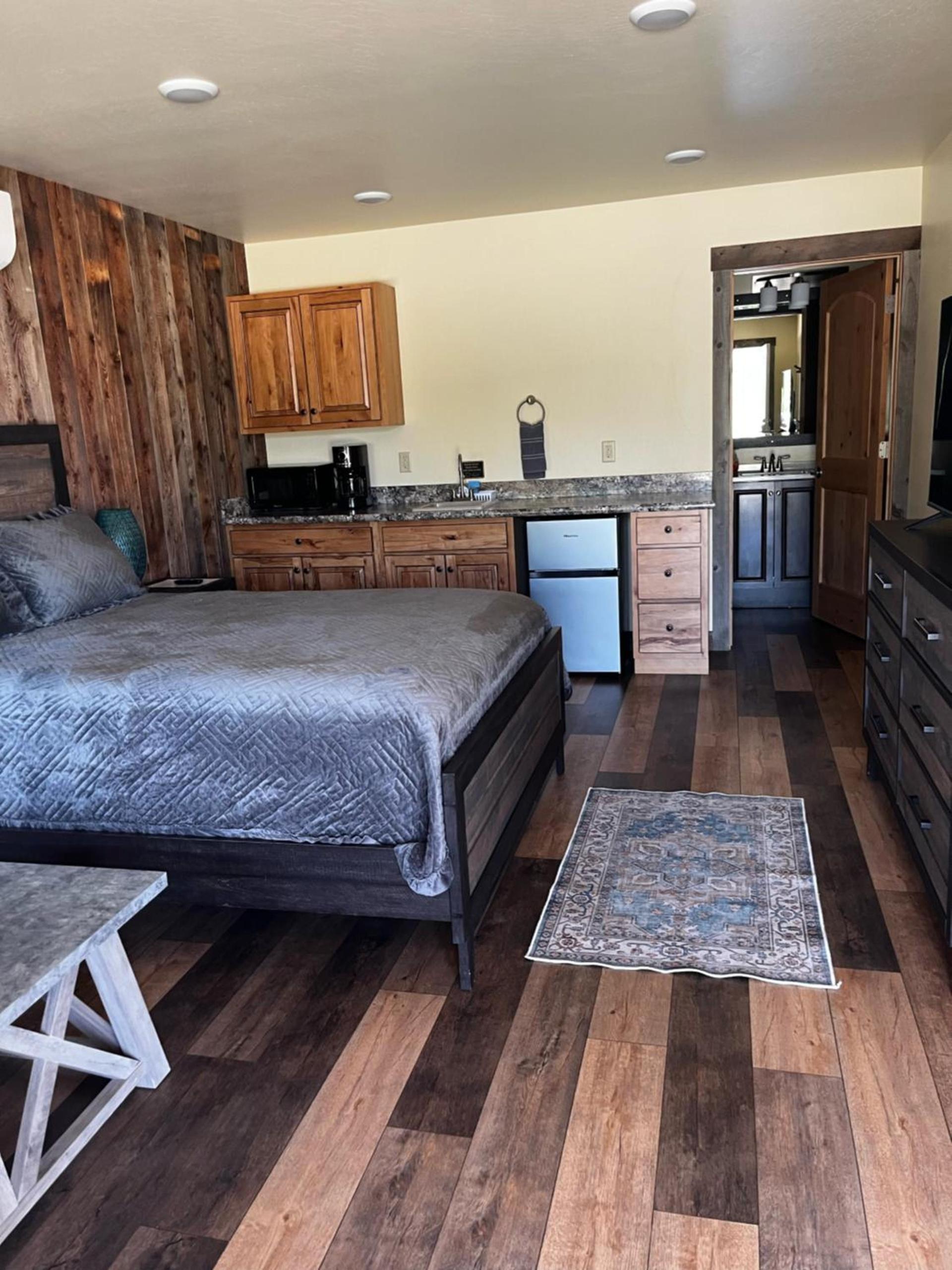 Rhodopa Lodge at Yellowstone photo 12