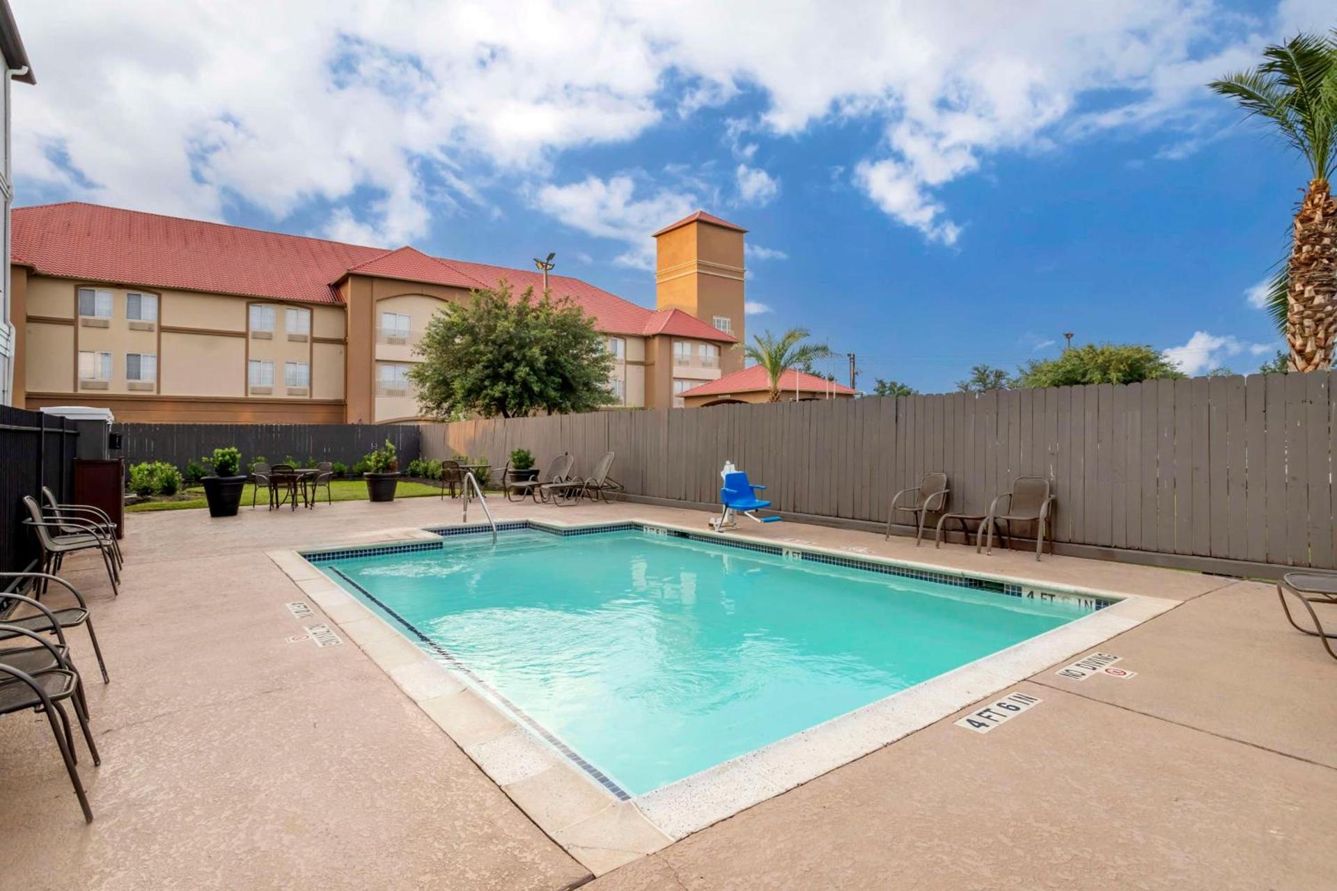 Best Western Plus Hobby Airport Inn & Suites photo 2
