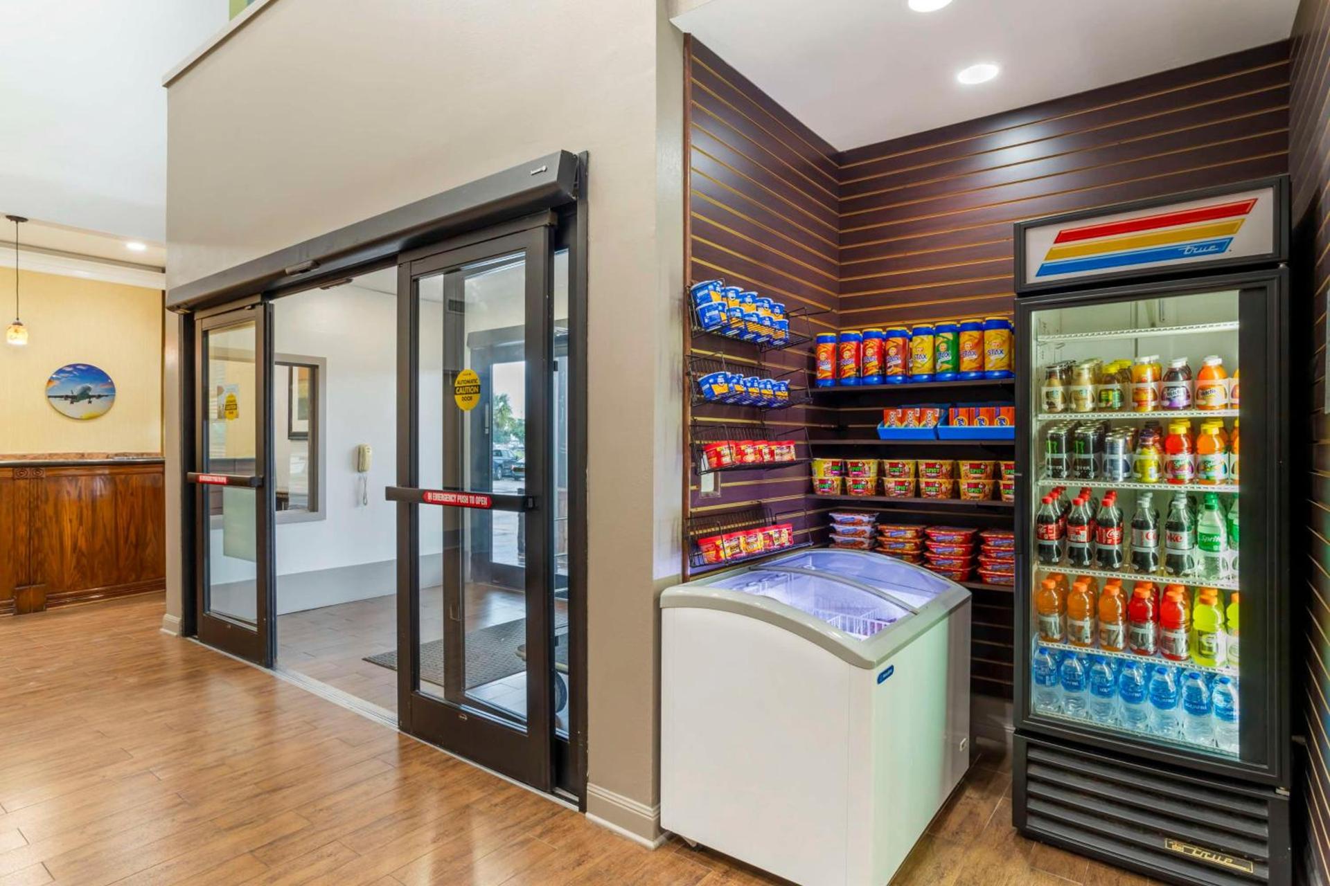 Best Western Plus Hobby Airport Inn & Suites photo 4