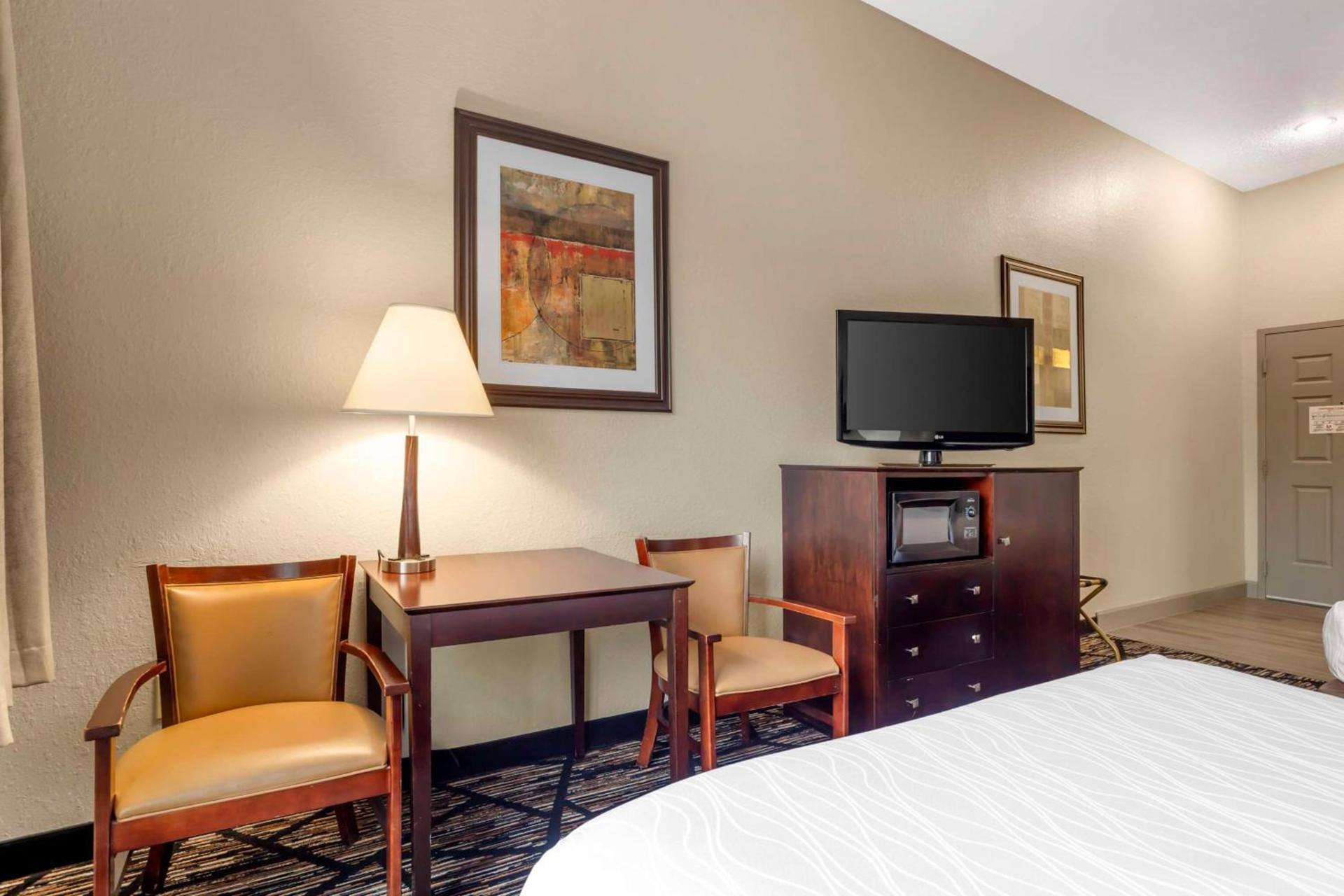 Best Western Plus Hobby Airport Inn & Suites photo 11