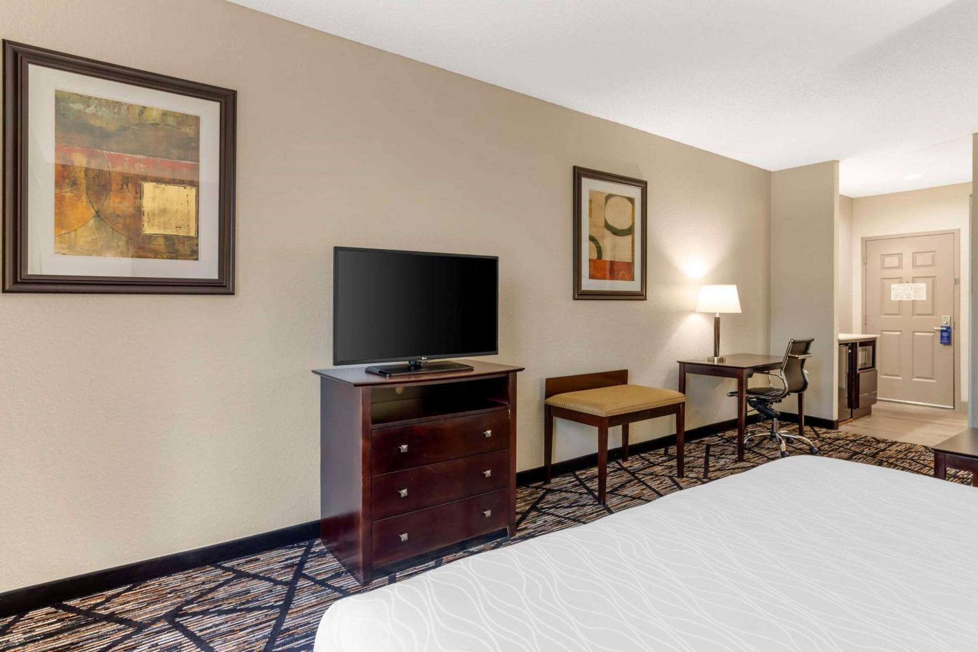 Best Western Plus Hobby Airport Inn & Suites photo 13