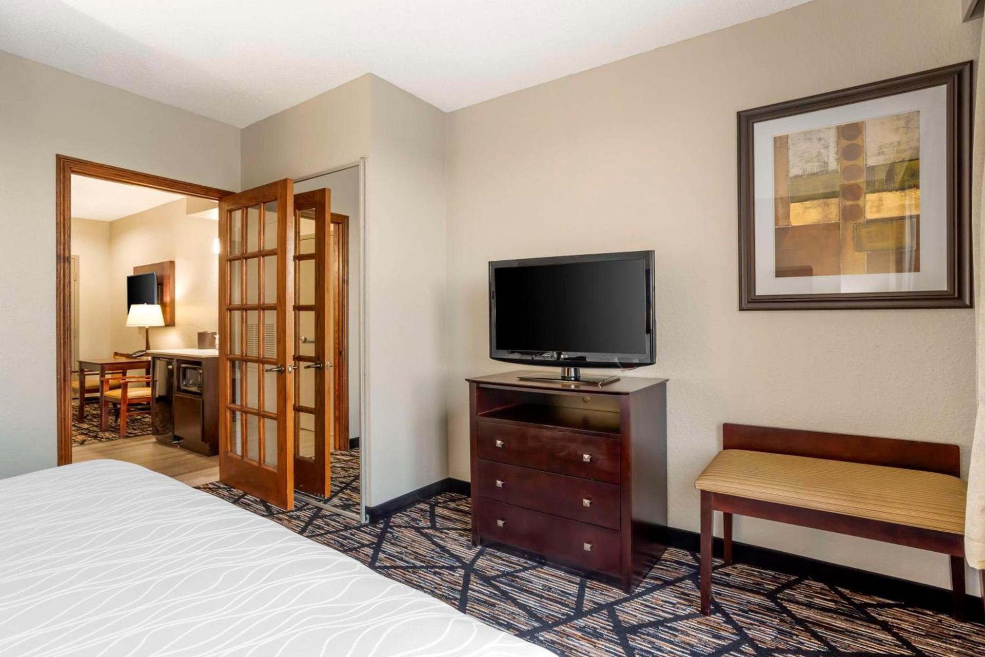 Best Western Plus Hobby Airport Inn & Suites photo 16