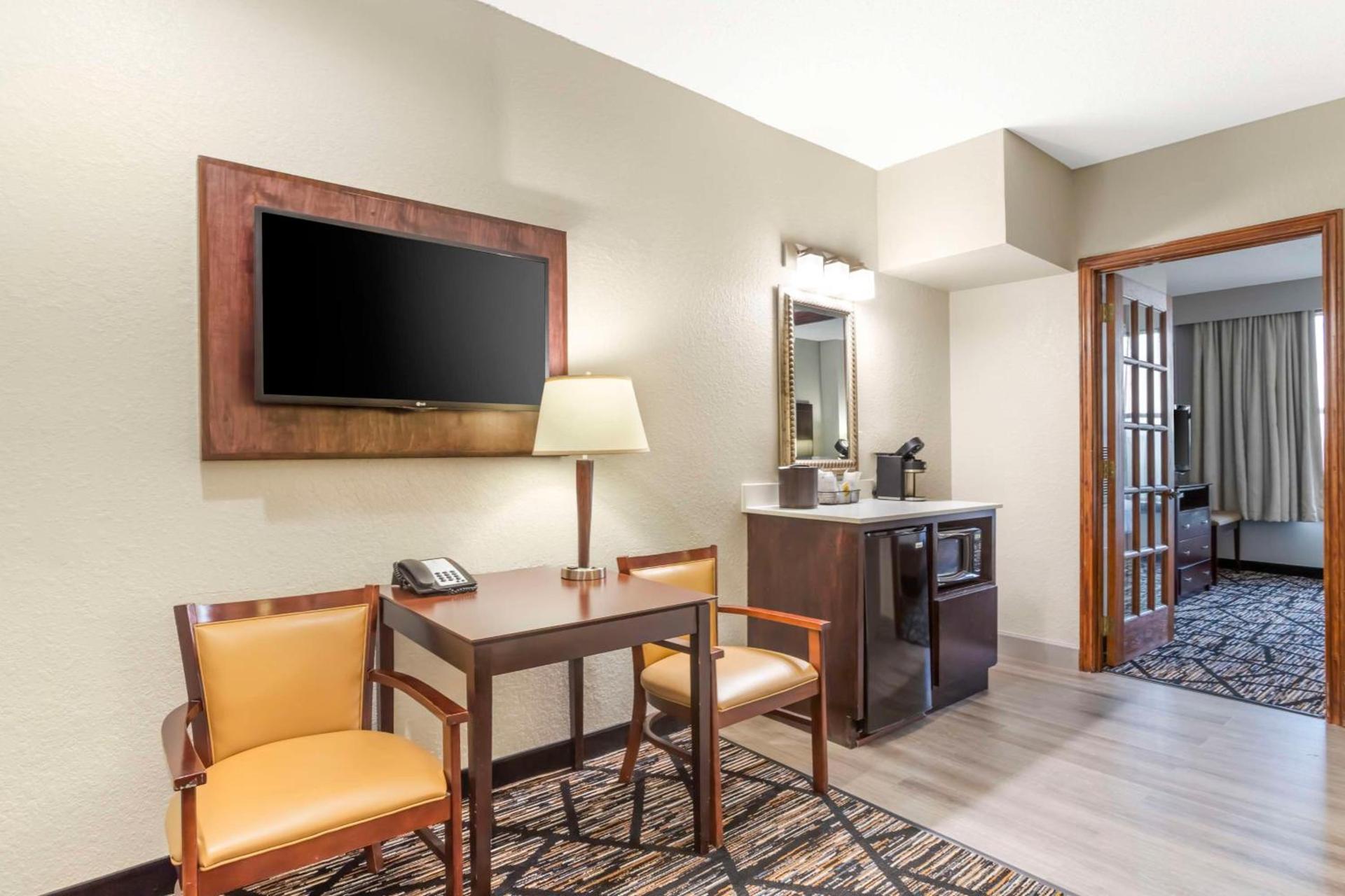 Best Western Plus Hobby Airport Inn & Suites photo 17