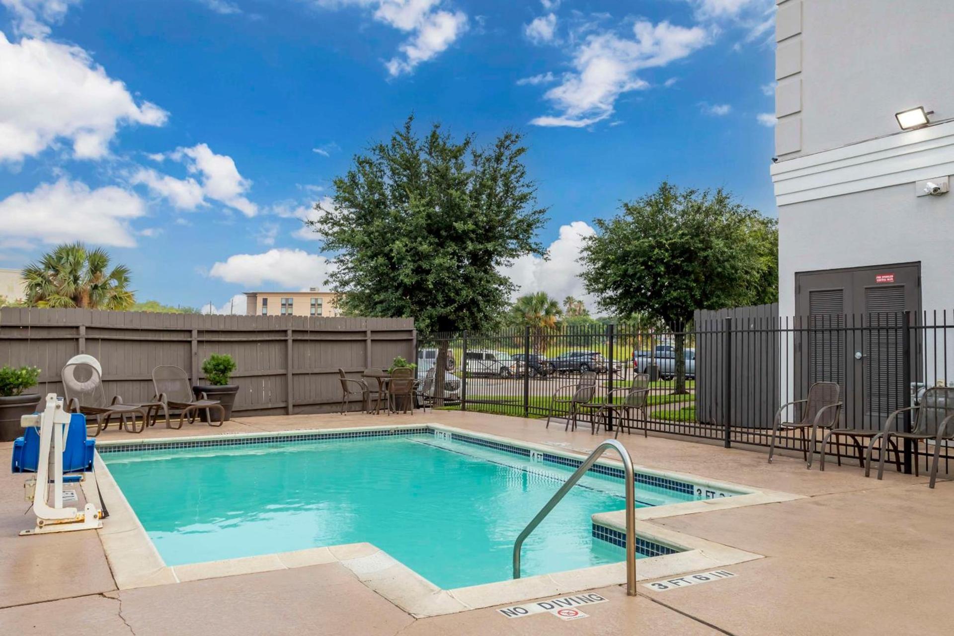 Best Western Plus Hobby Airport Inn & Suites photo 25