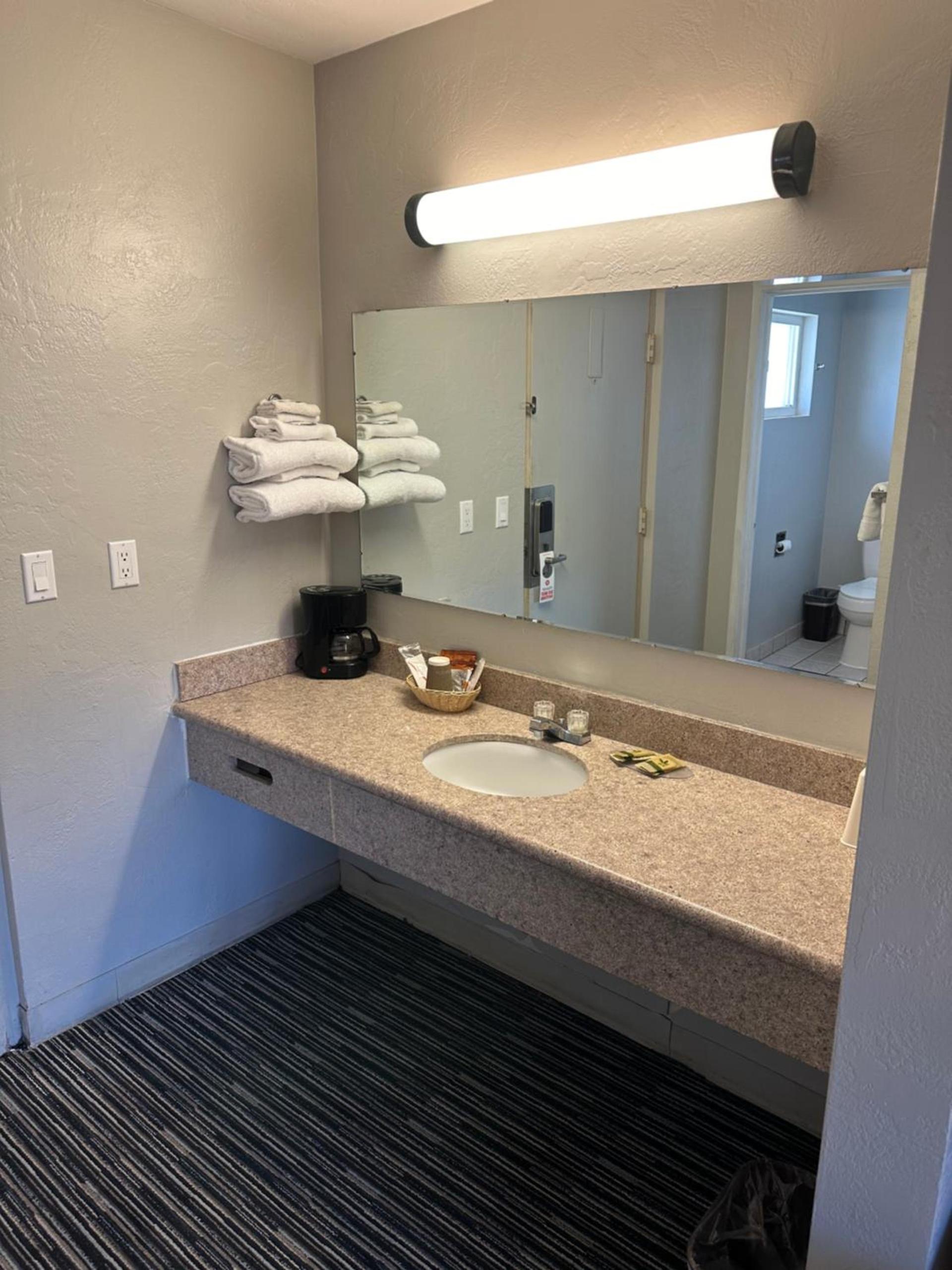 Relax Inn Yreka photo 8
