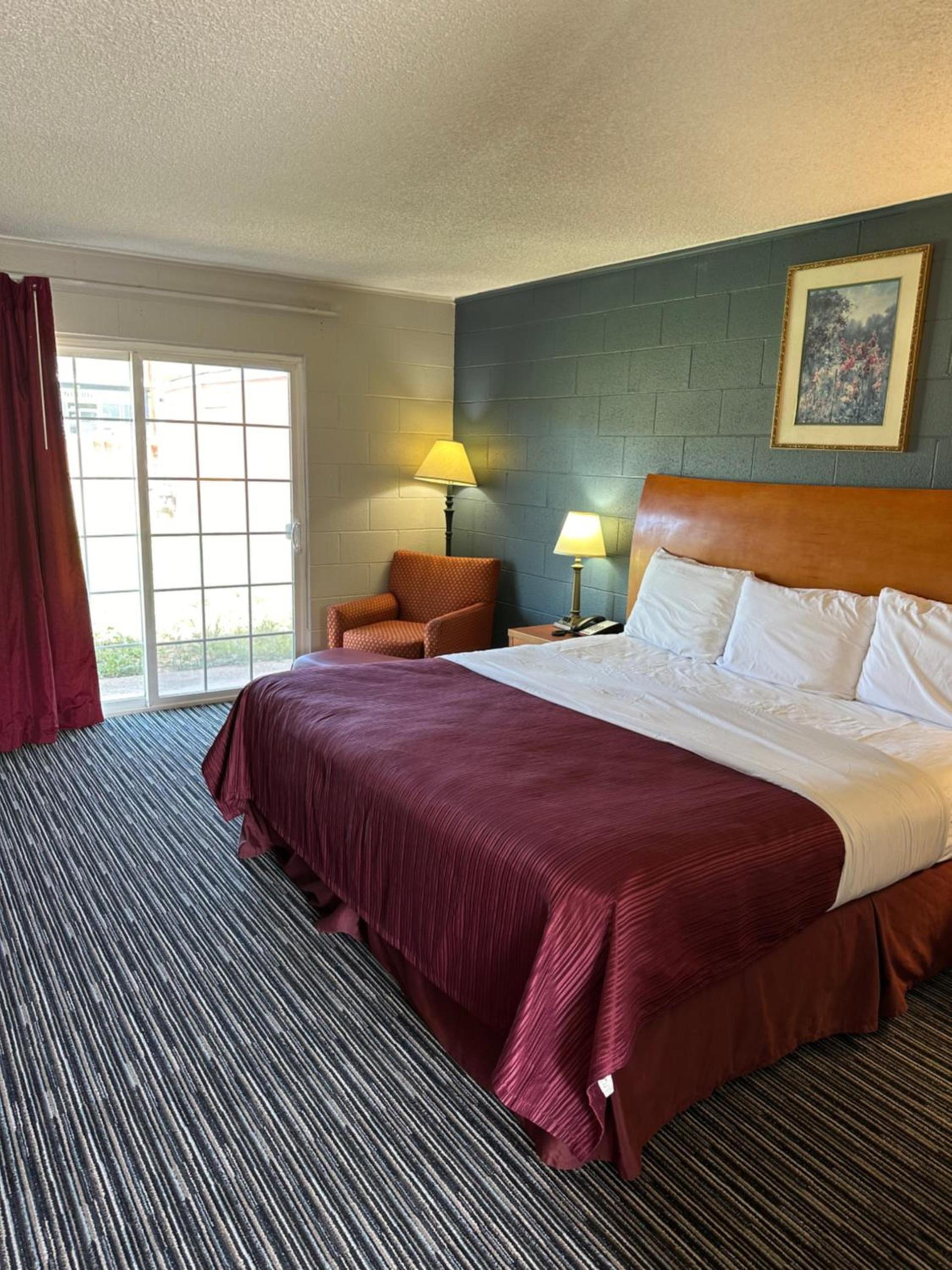 Relax Inn Yreka photo 6