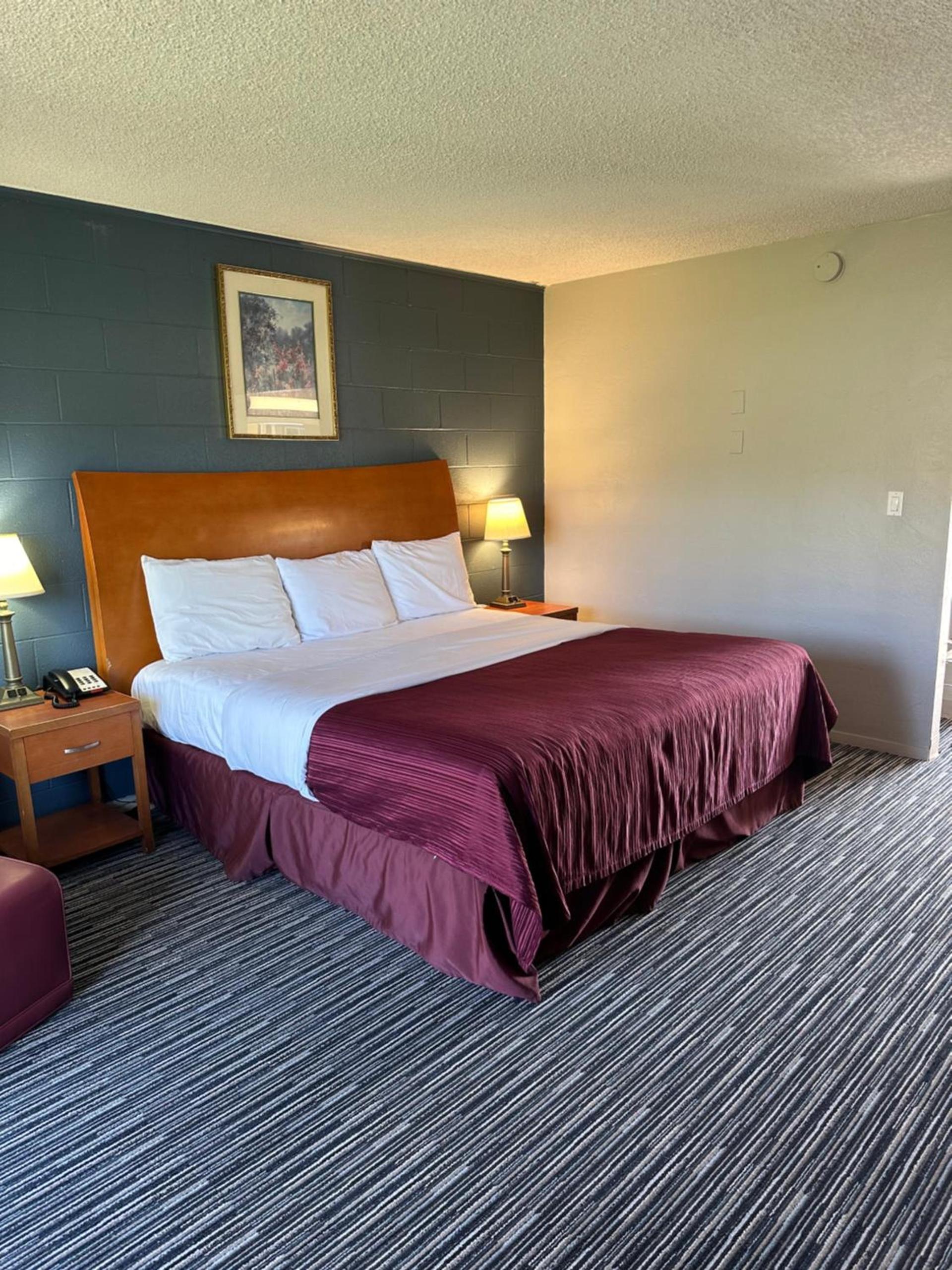 Relax Inn Yreka photo 5