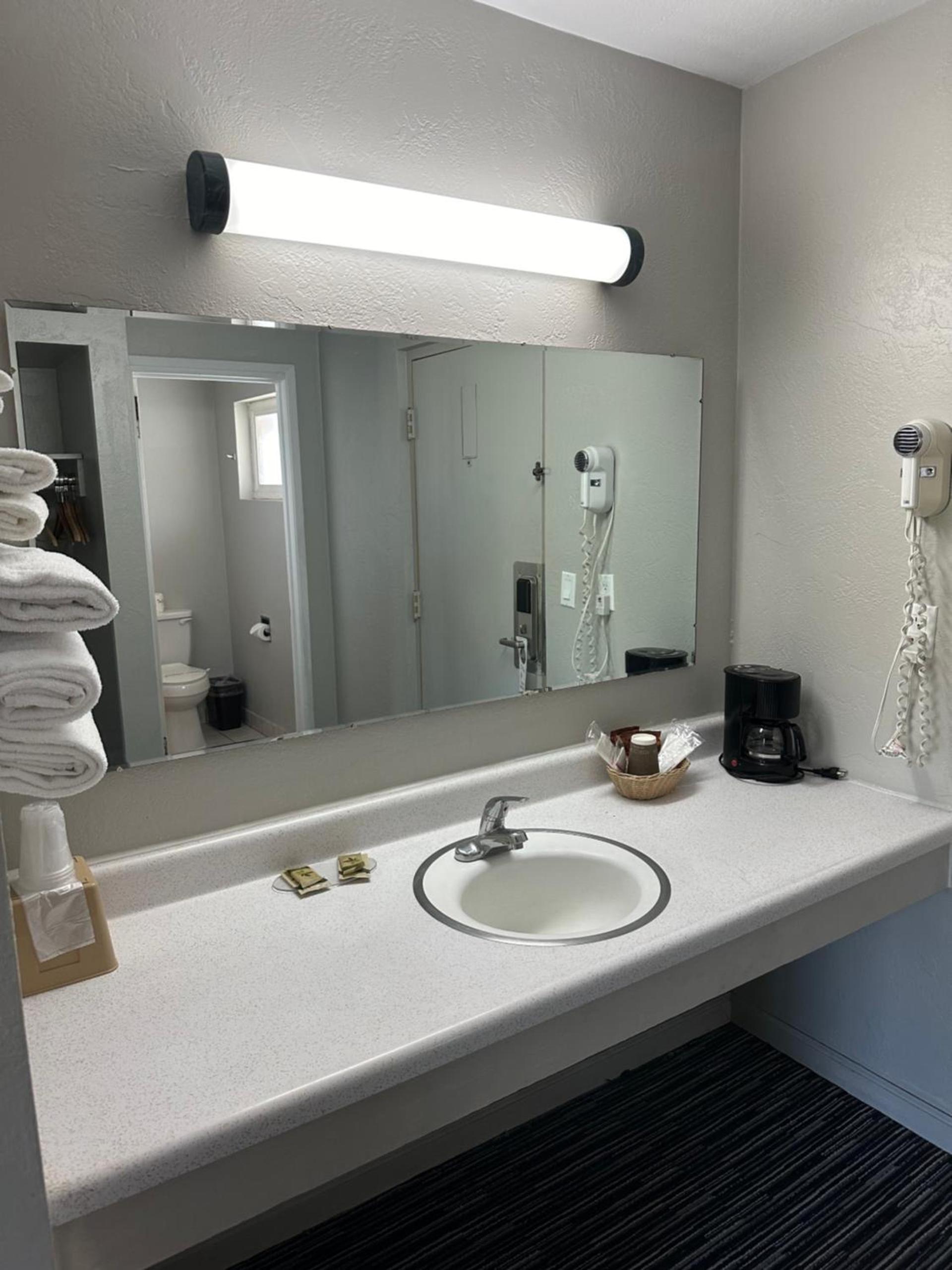 Relax Inn Yreka photo 12
