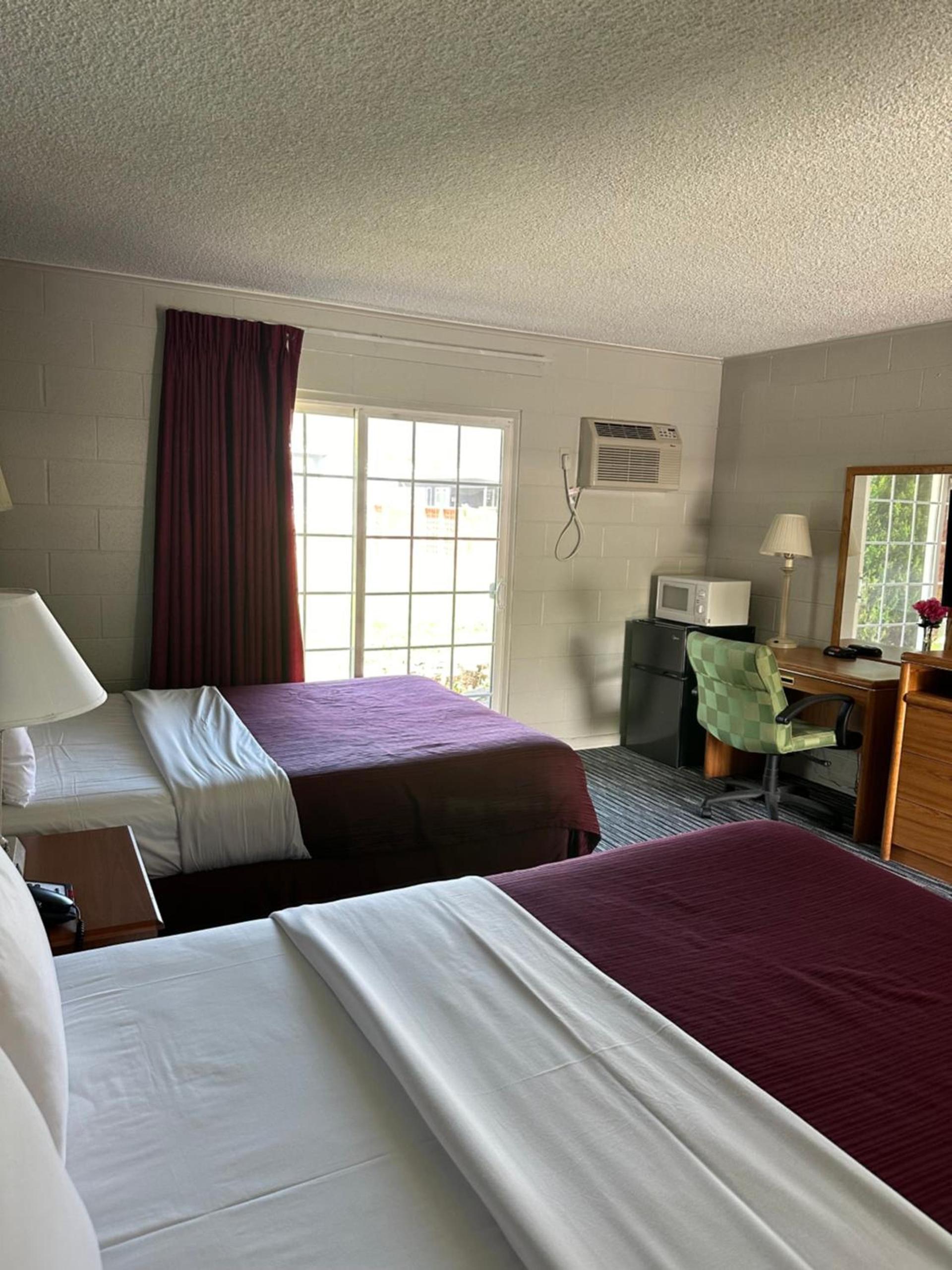 Relax Inn Yreka photo 11