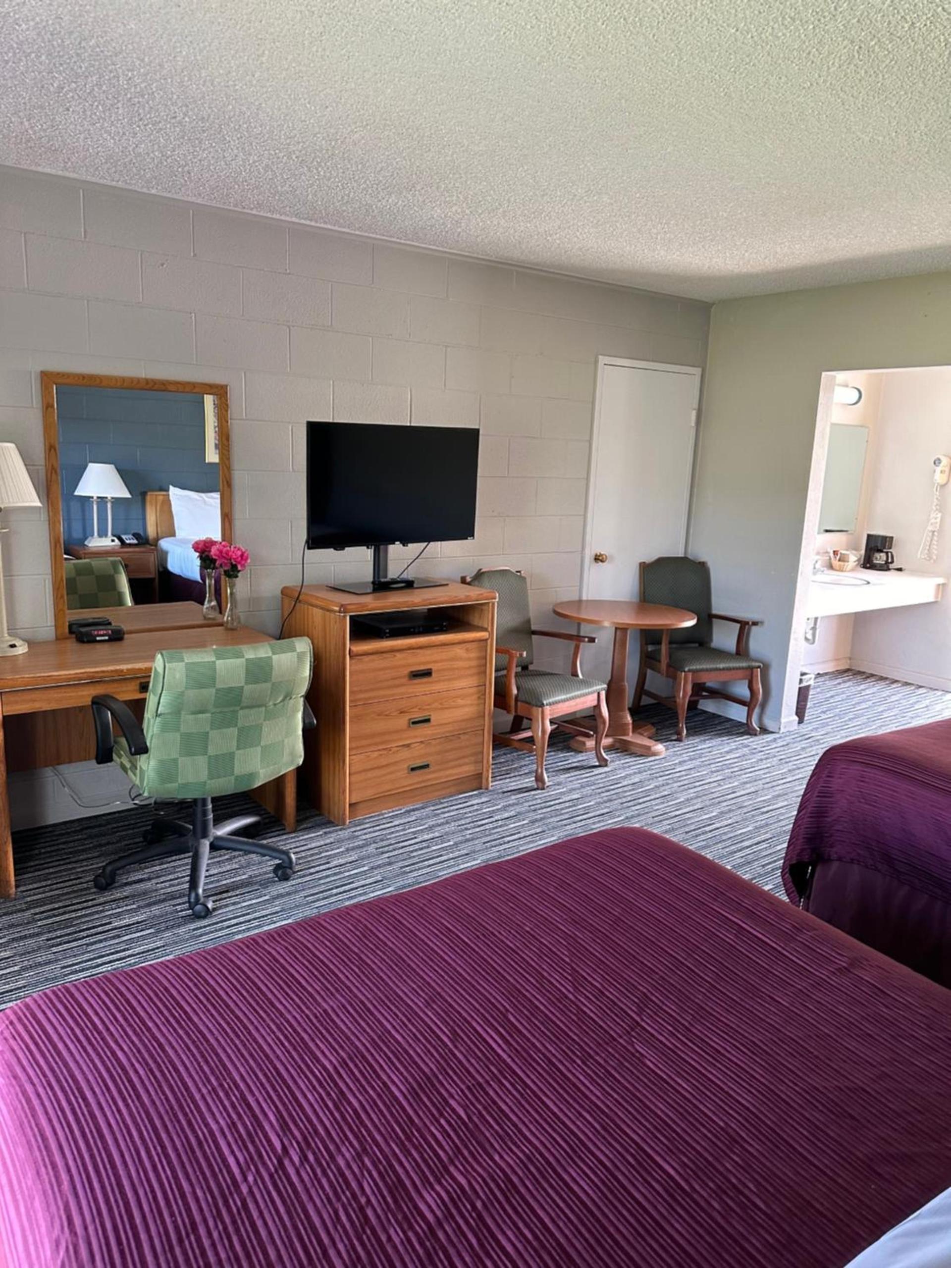 Relax Inn Yreka photo 10