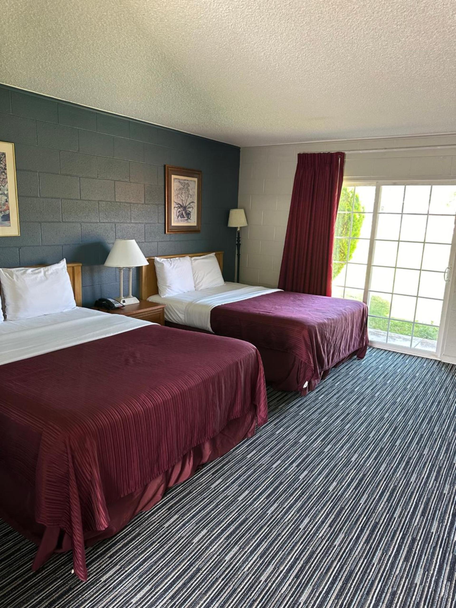 Relax Inn Yreka photo 9