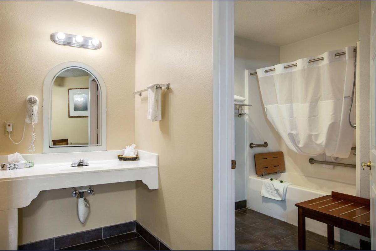 Sandia Peak Inn Old Town ABQ, a Howard Johnson by Wyndham photo 39