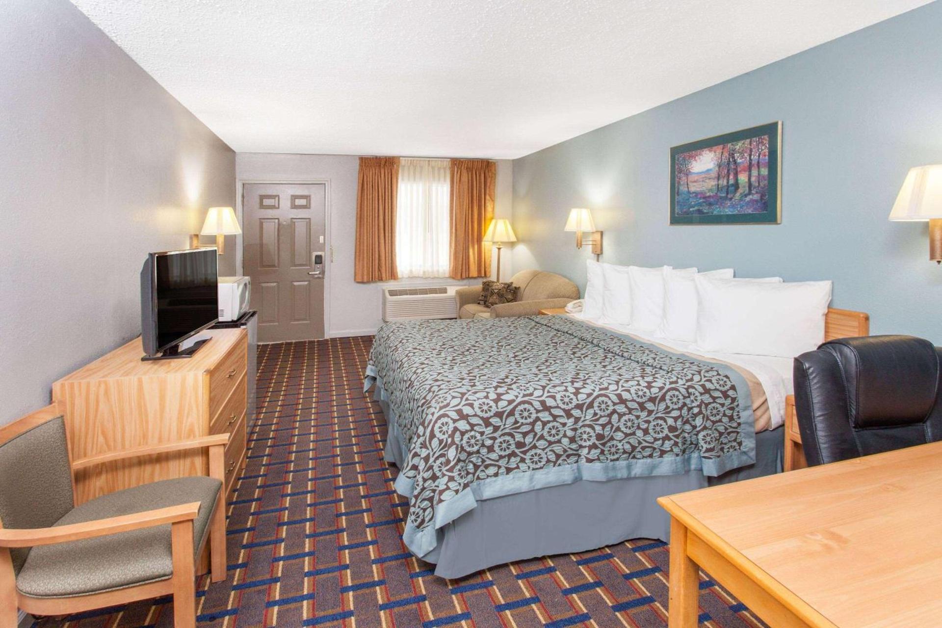 Days Inn by Wyndham Farmer City photo 8