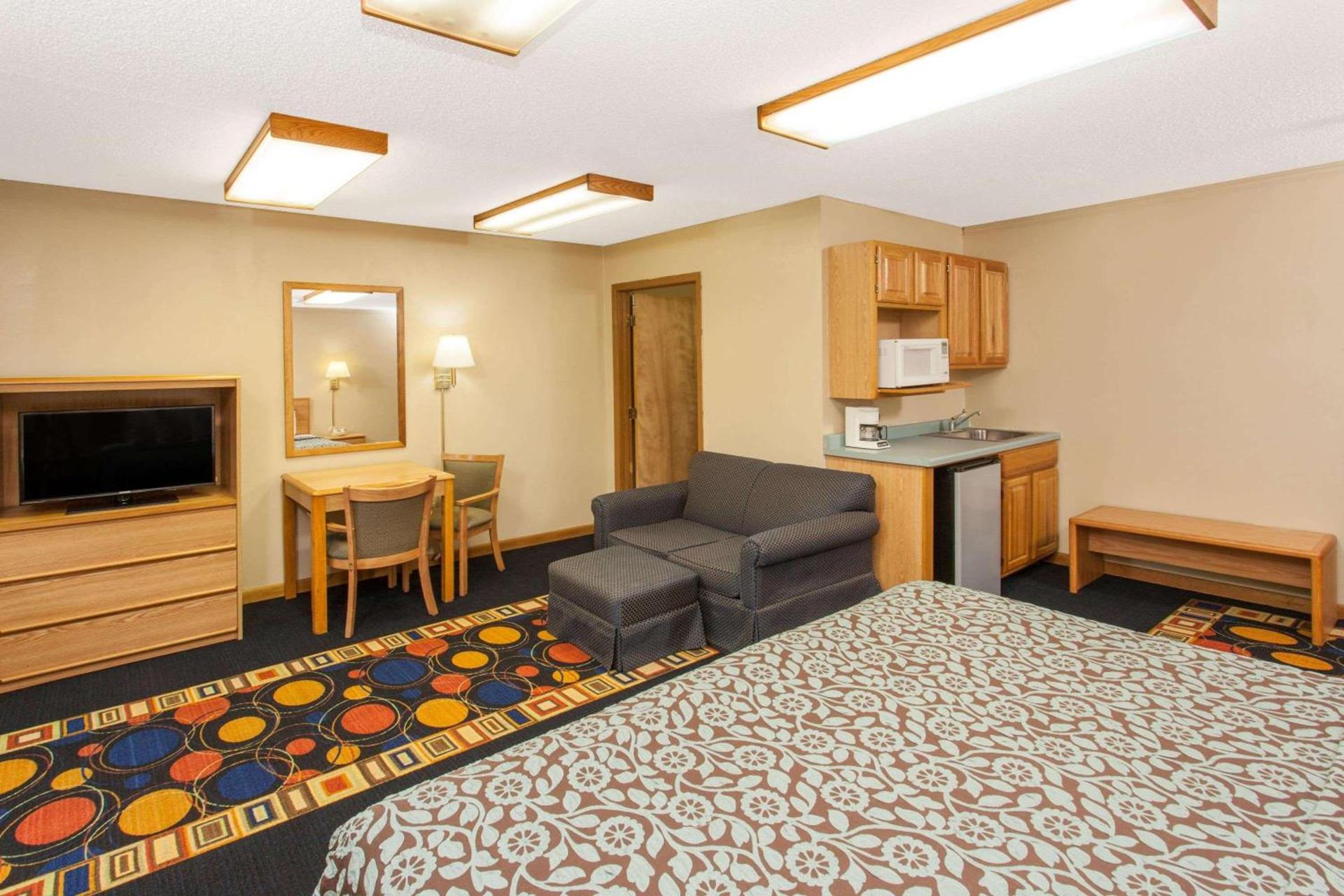 Days Inn by Wyndham Farmer City photo 13