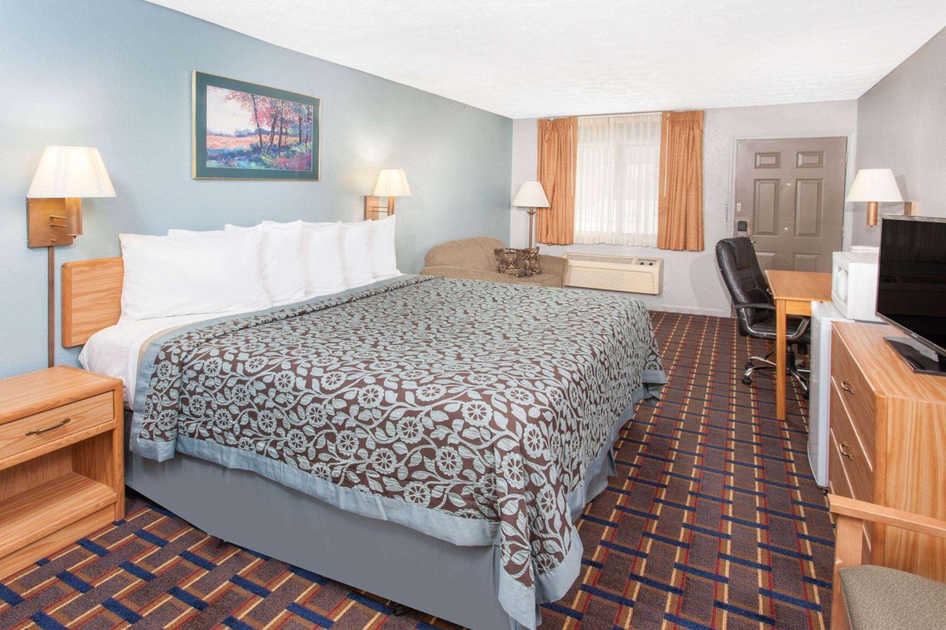 Days Inn by Wyndham Farmer City photo 9