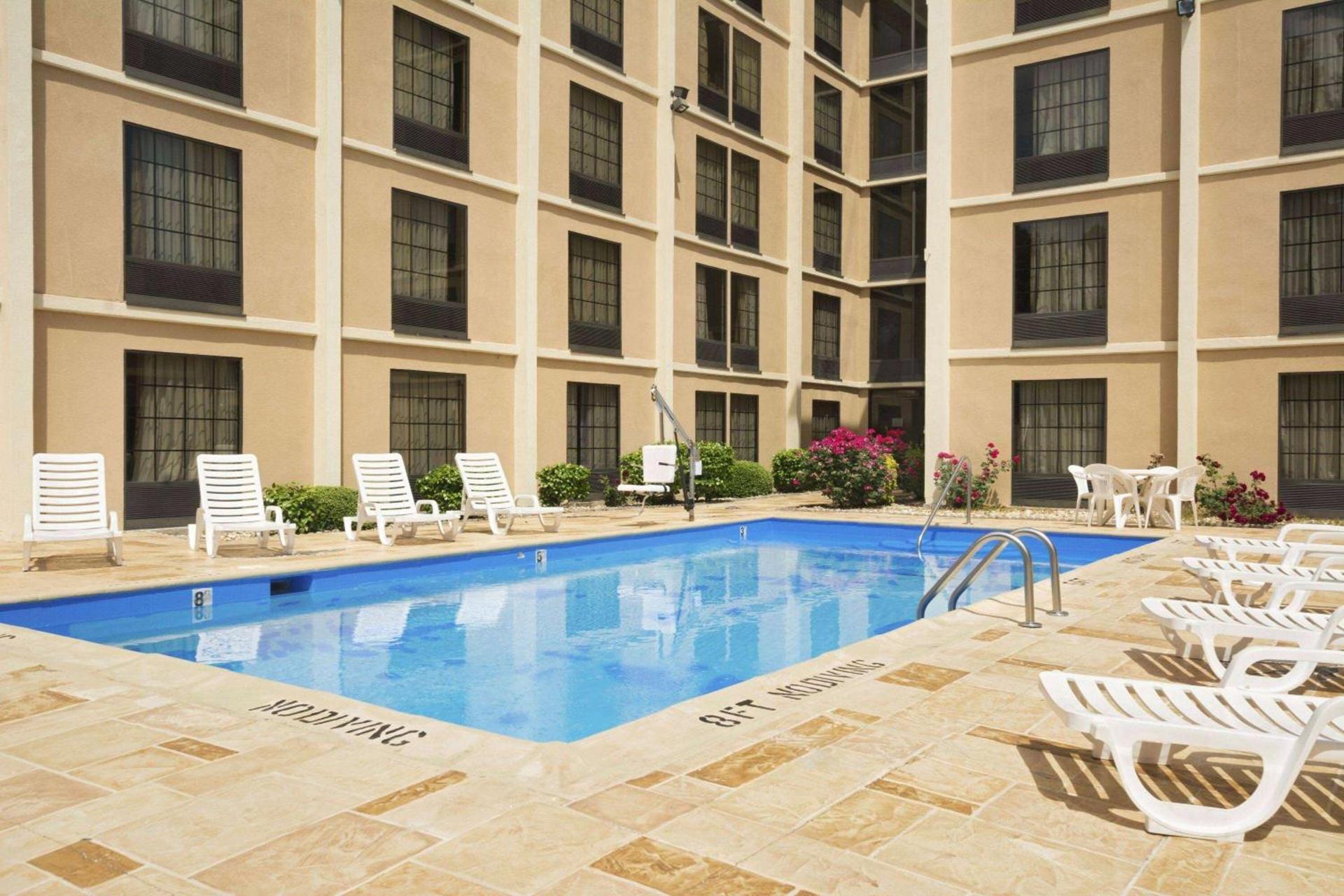 Days Inn by Wyndham Rome Downtown photo 3