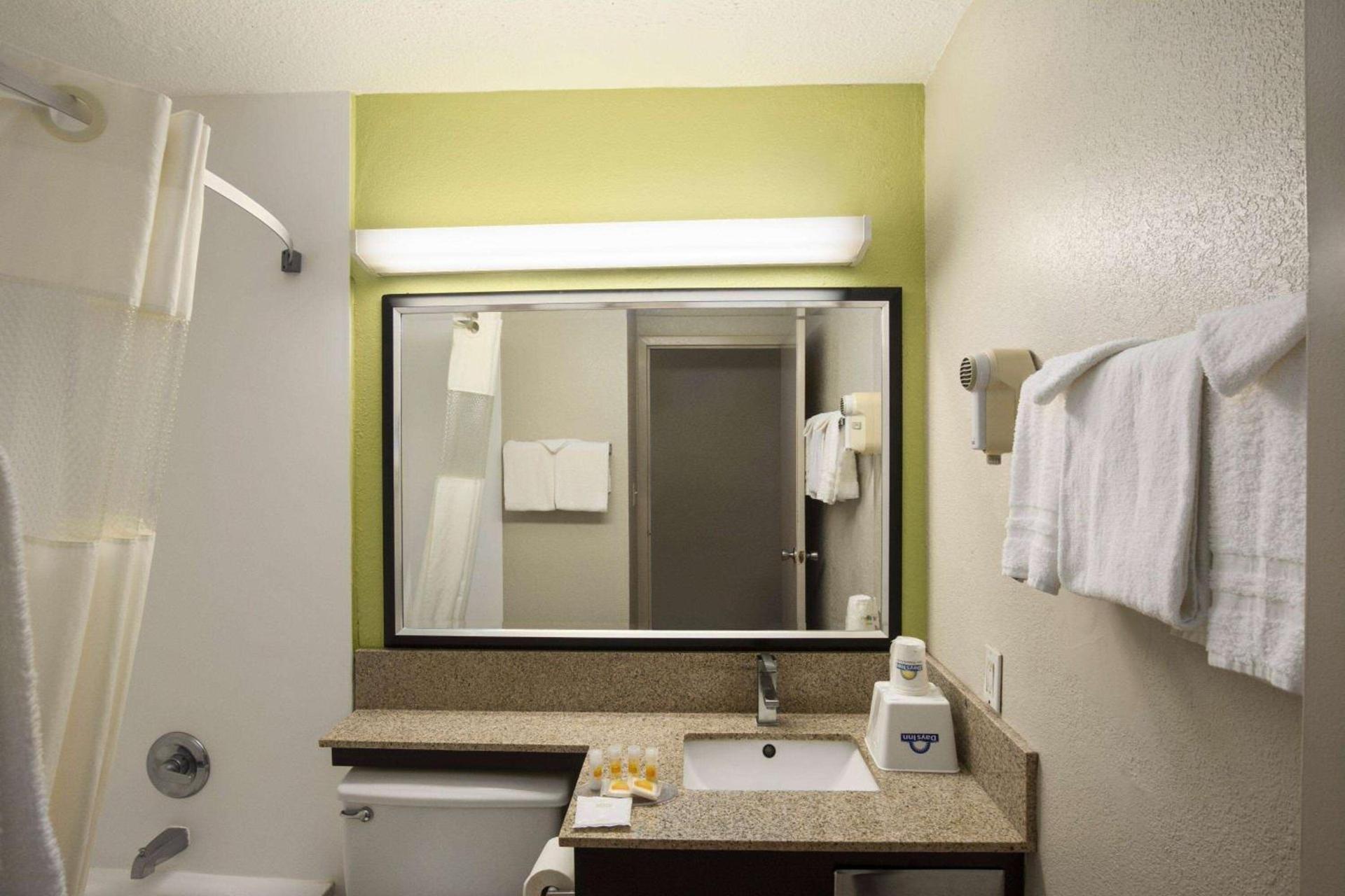 Days Inn by Wyndham Rome Downtown photo 11