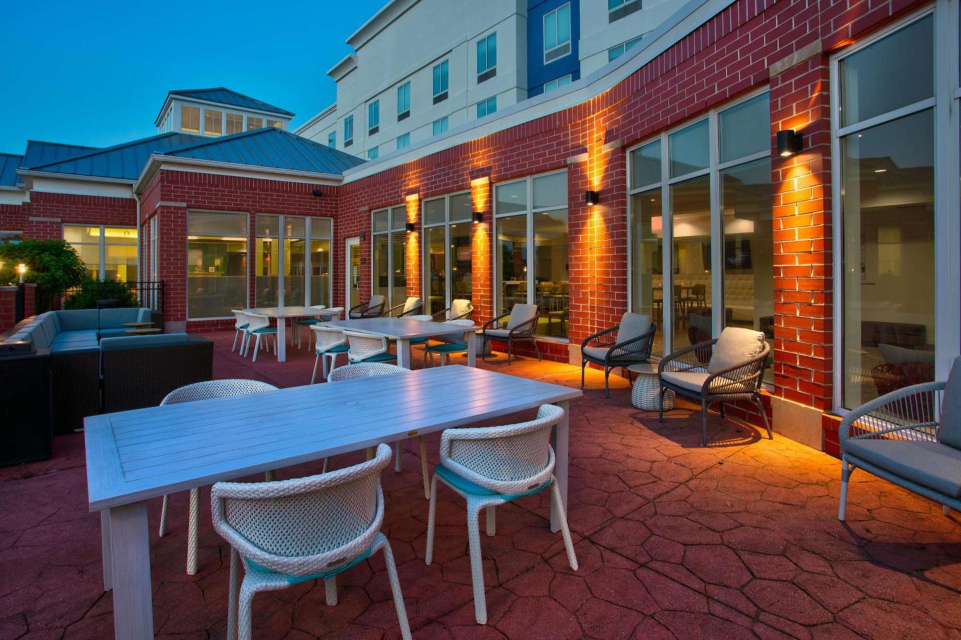 Hilton Garden Inn Benton Harbor photo 2