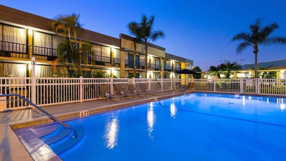 Ramada by Wyndham Cocoa photo 2