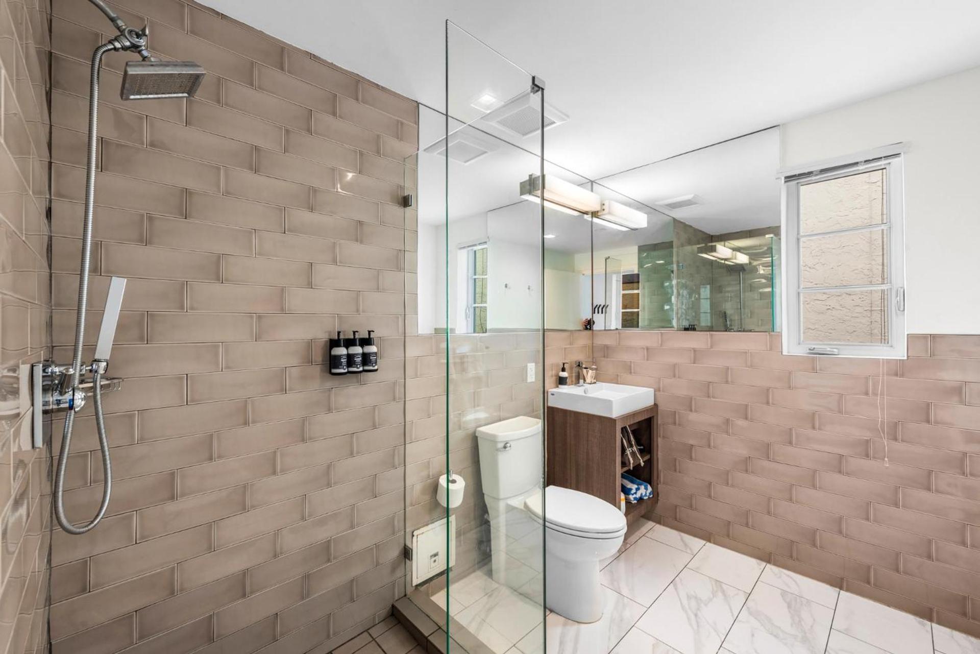 Luxuri Suites photo 7