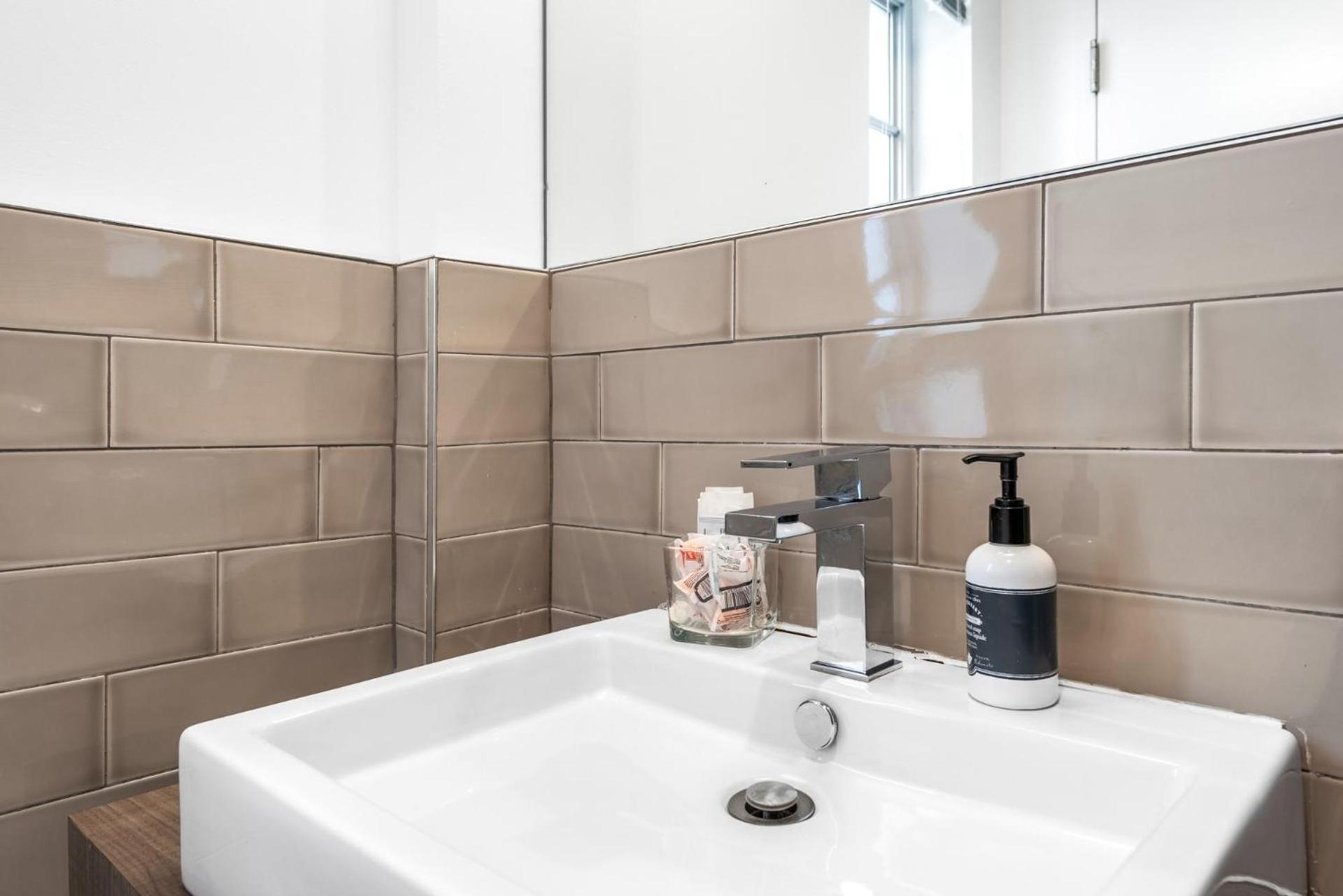 Luxuri Suites photo 24