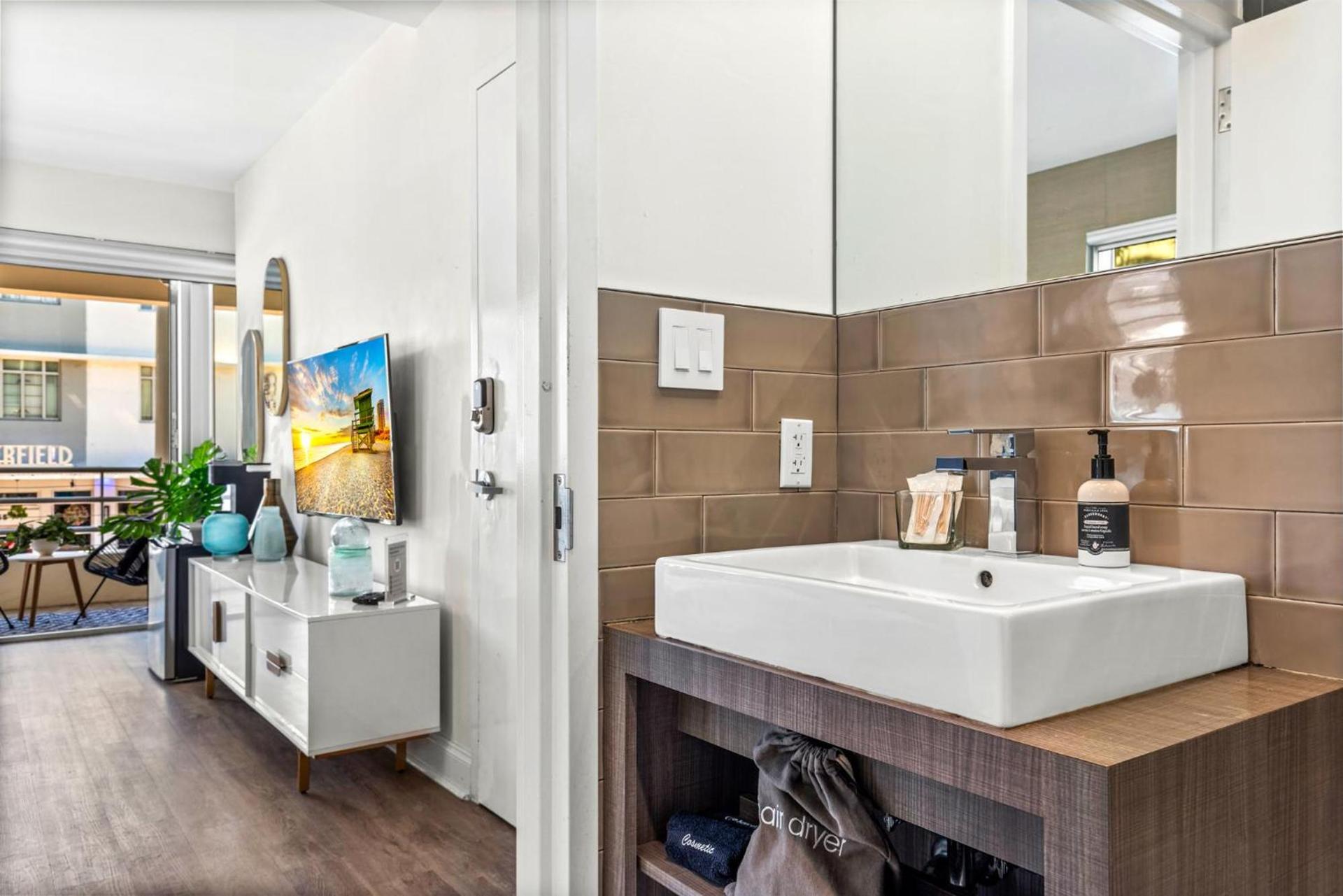 Luxuri Suites photo 36