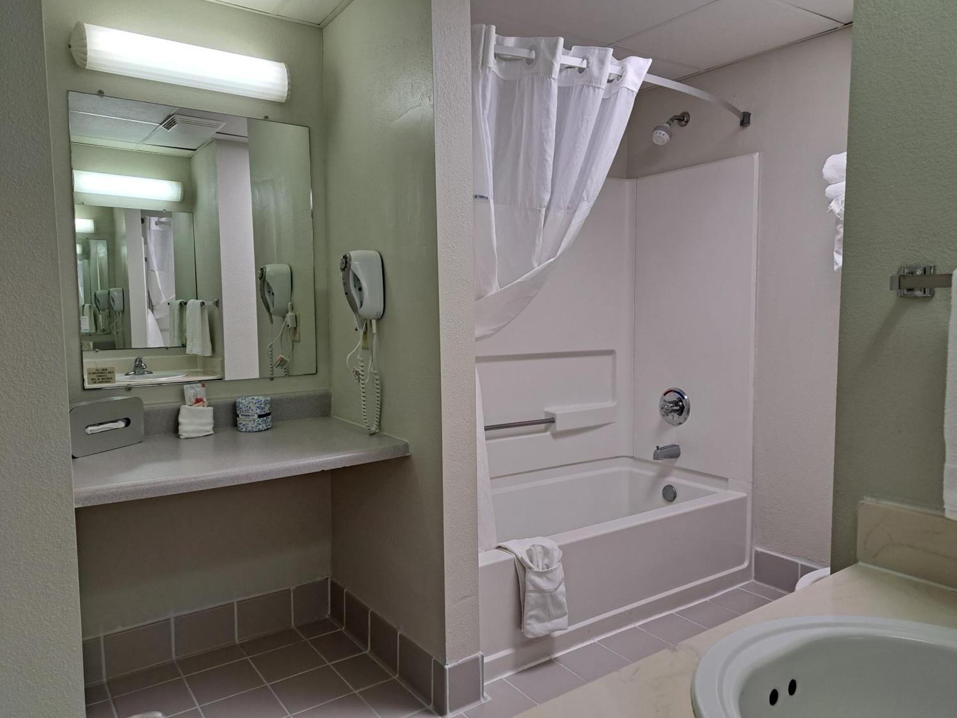 Days Inn & Suites by Wyndham Jekyll Island photo 53
