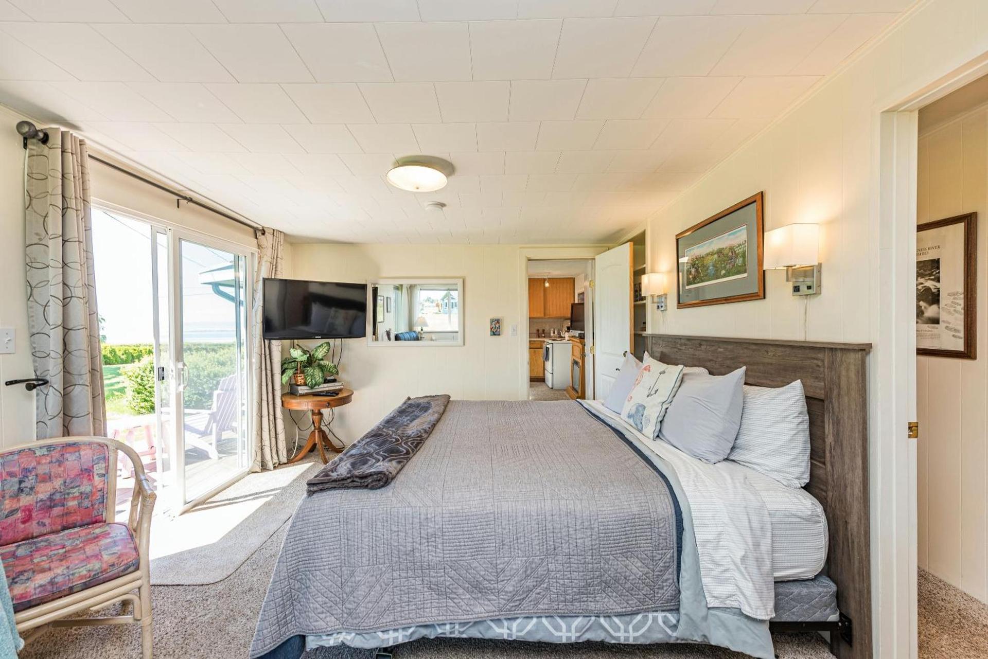 Juan de Fuca Waterfront Hotel & Cottages photo 89