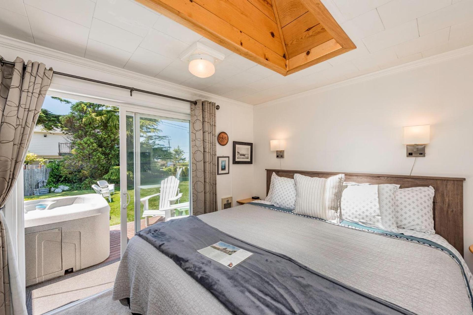 Juan de Fuca Waterfront Hotel & Cottages photo 30