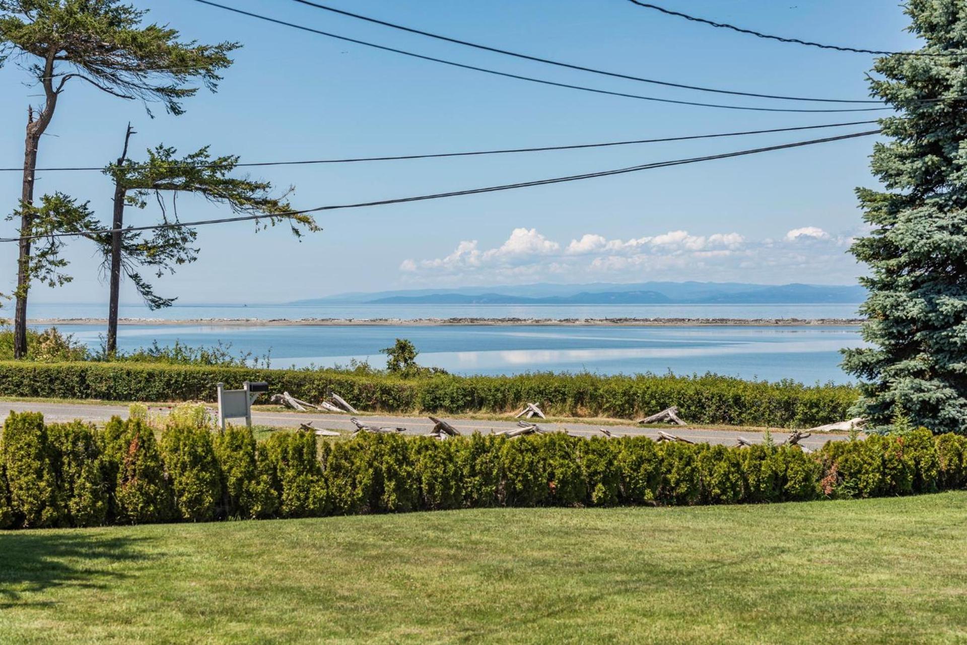 Juan de Fuca Waterfront Hotel & Cottages photo 96