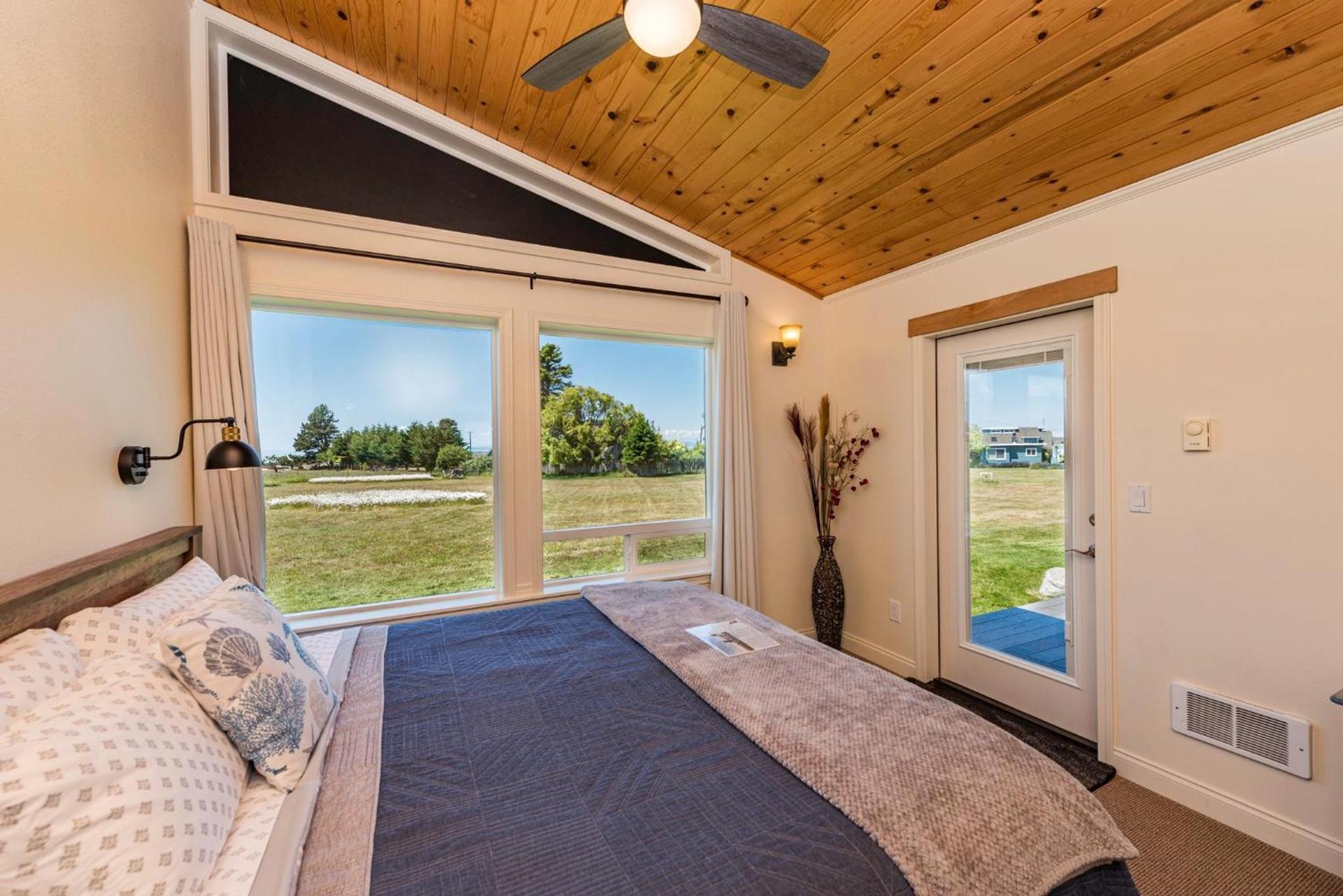 Juan de Fuca Waterfront Hotel & Cottages photo 100