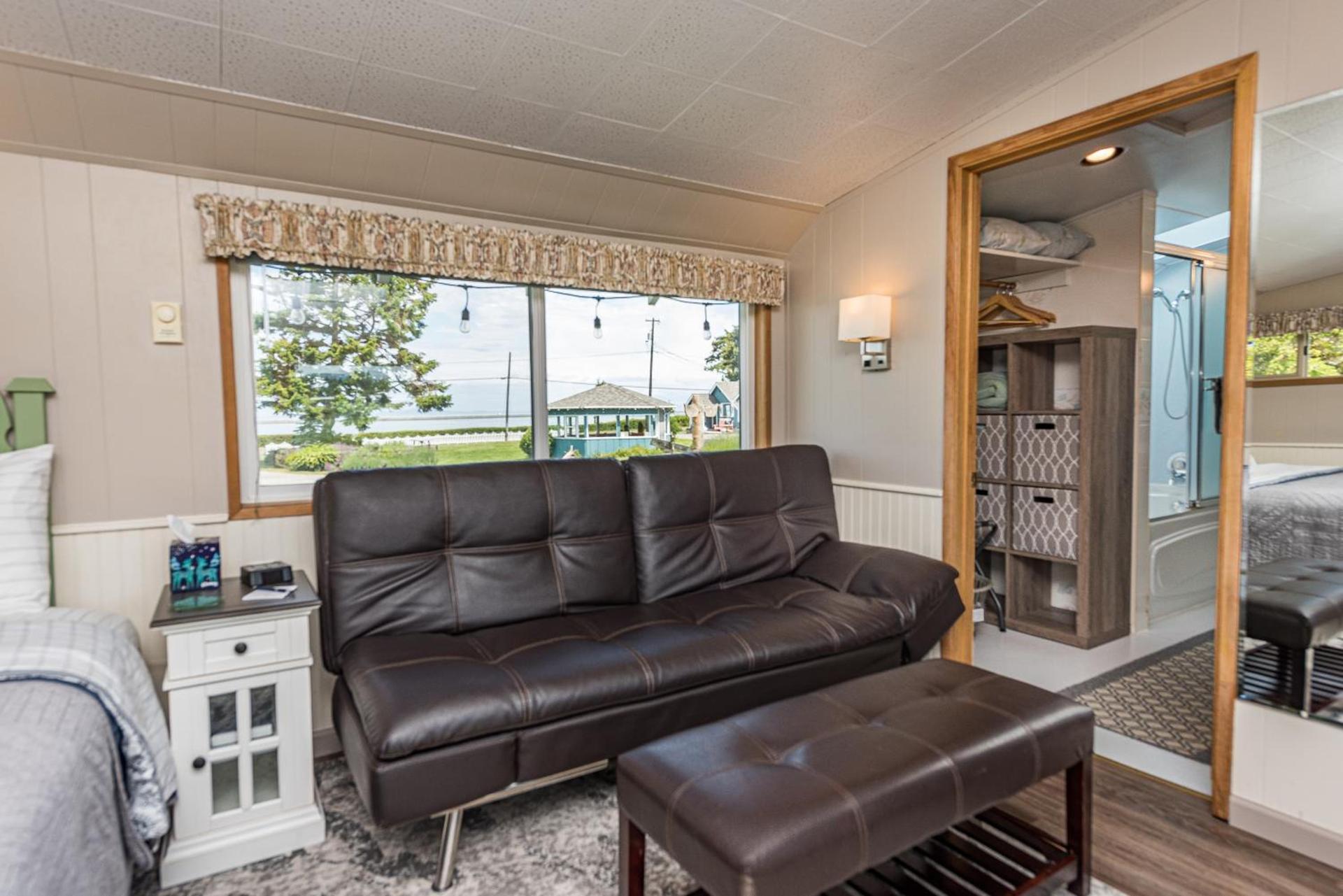 Juan de Fuca Waterfront Hotel & Cottages photo 20