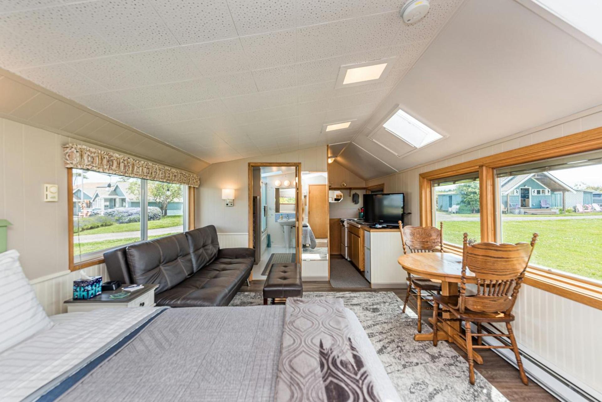 Juan de Fuca Waterfront Hotel & Cottages photo 22