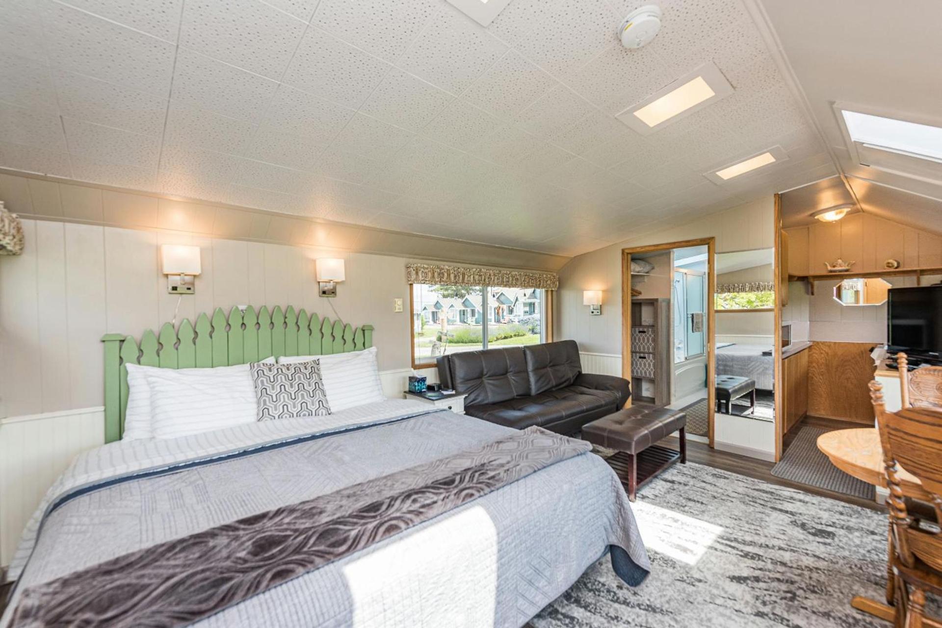 Juan de Fuca Waterfront Hotel & Cottages photo 25