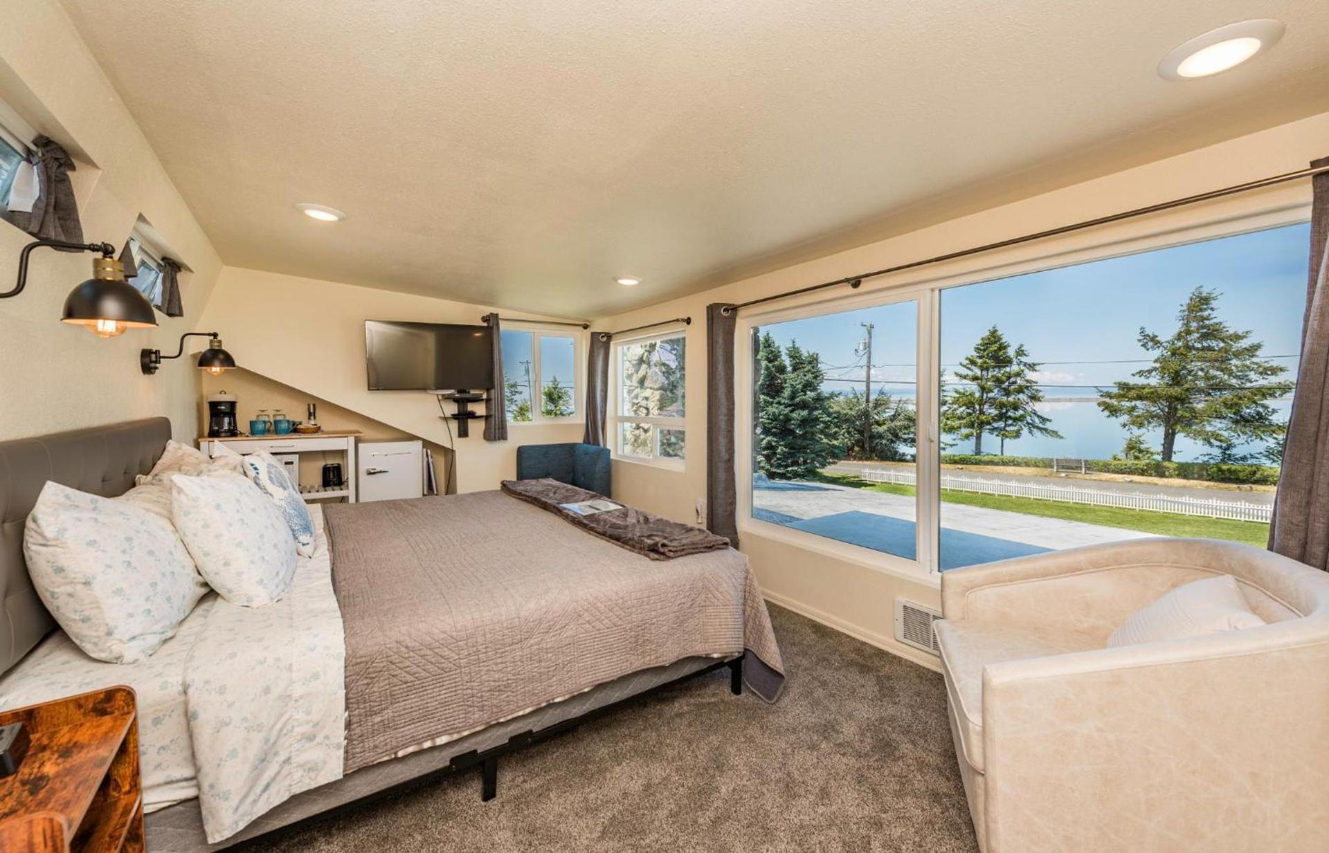 Juan de Fuca Waterfront Hotel & Cottages photo 16