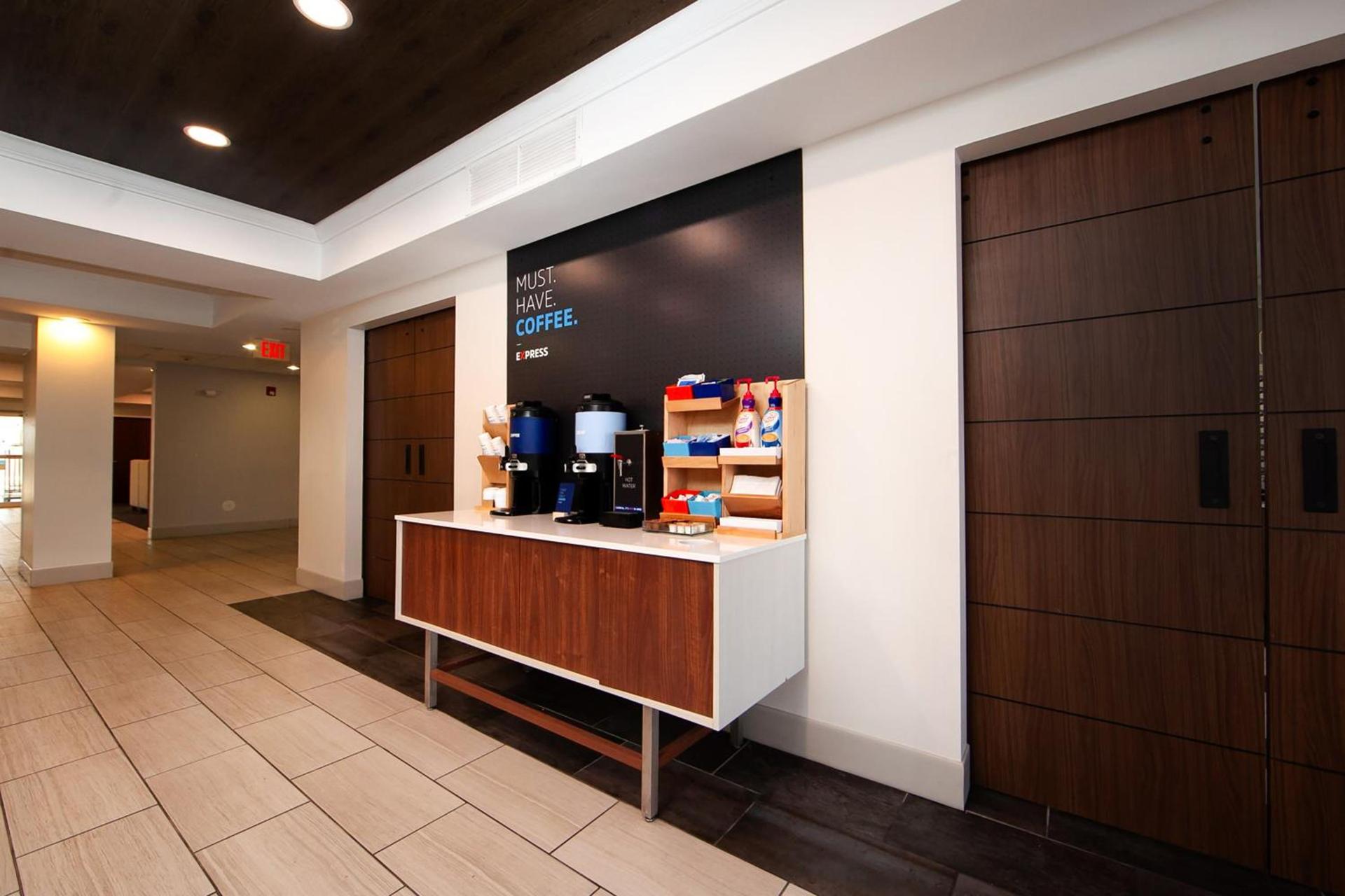 Holiday Inn Express Hotel & Suites Chicago South Lansing by IHG photo 43