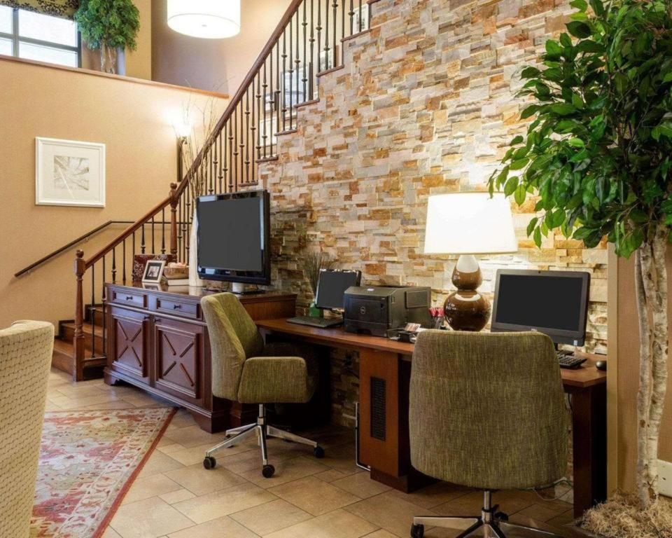 Comfort Suites photo 11